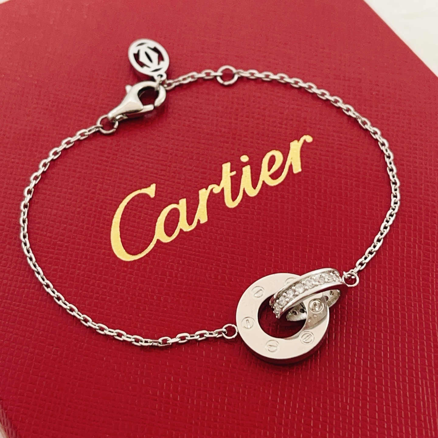 【Cartie*卡地亚最新款🆕🆕银色镶钻双环扣手链】一致官网黄铜材质，非常的上镜‼️设计很特别值得入手高
