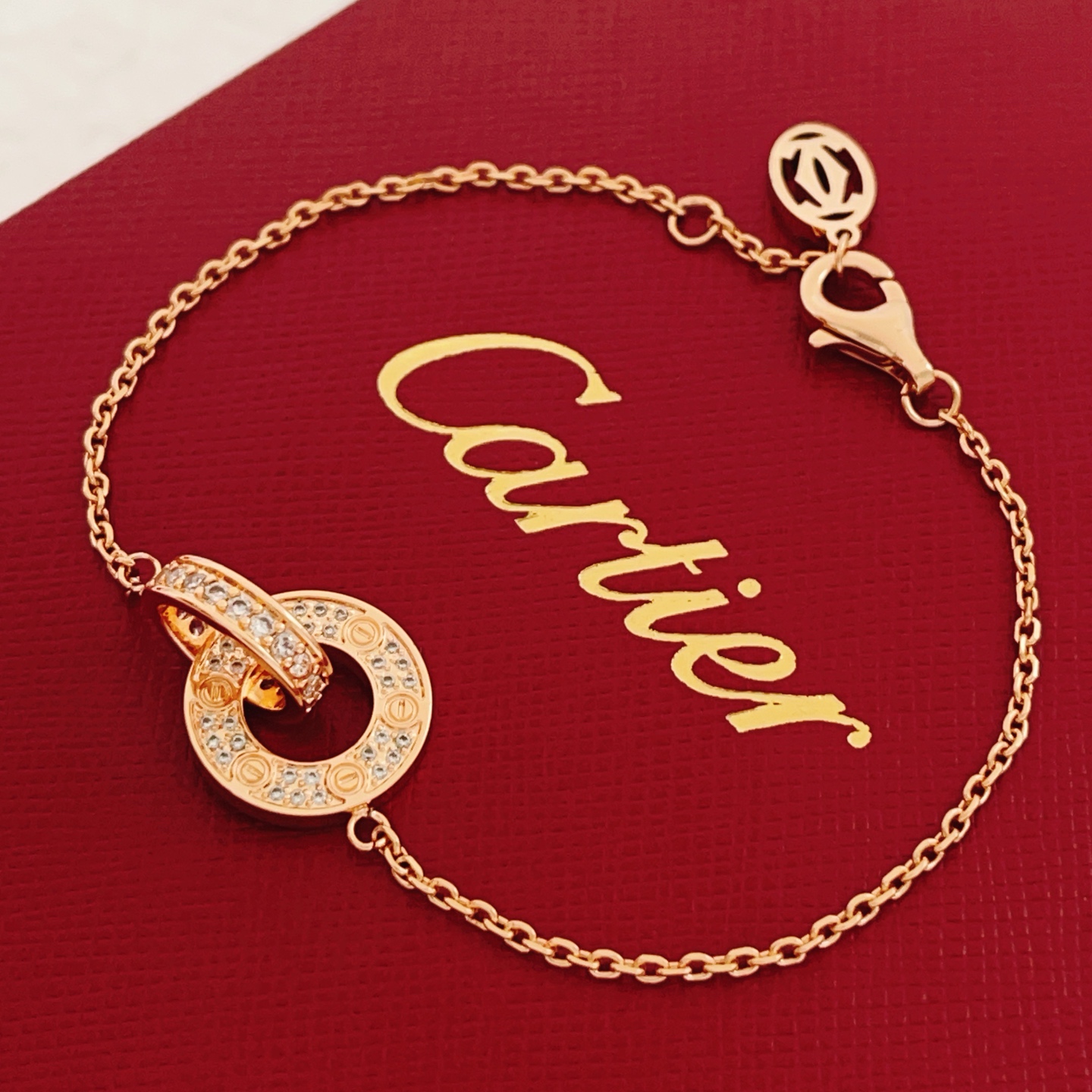 【Cartie*卡地亚最新款🆕🆕玫瑰金镶钻双环扣手链】一致官网黄铜材质，非常的上镜‼️设计很特别值得入手