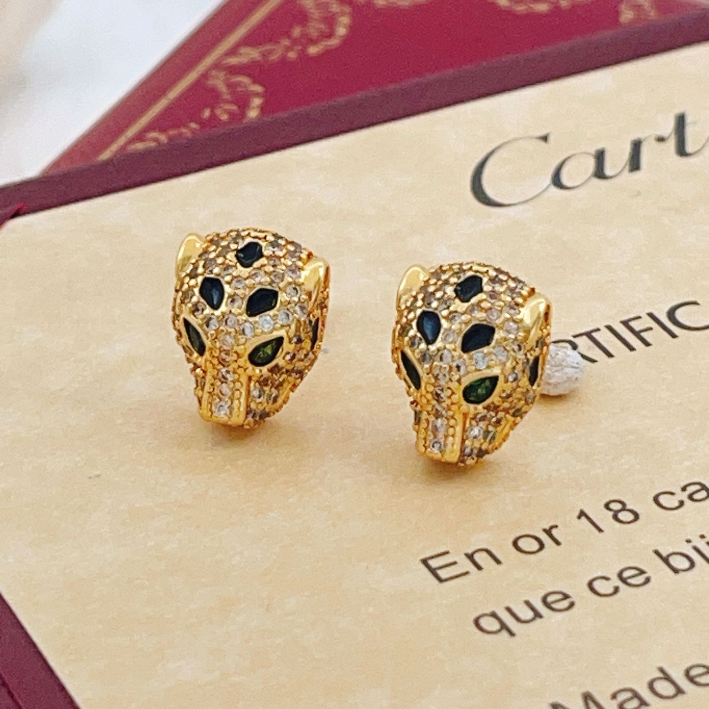 【Cartie*最新款🆕🆕卡地亚金色镶钻豹子耳钉】一致官网黄铜材质，非常的上镜‼️设计很特别值得入手。高