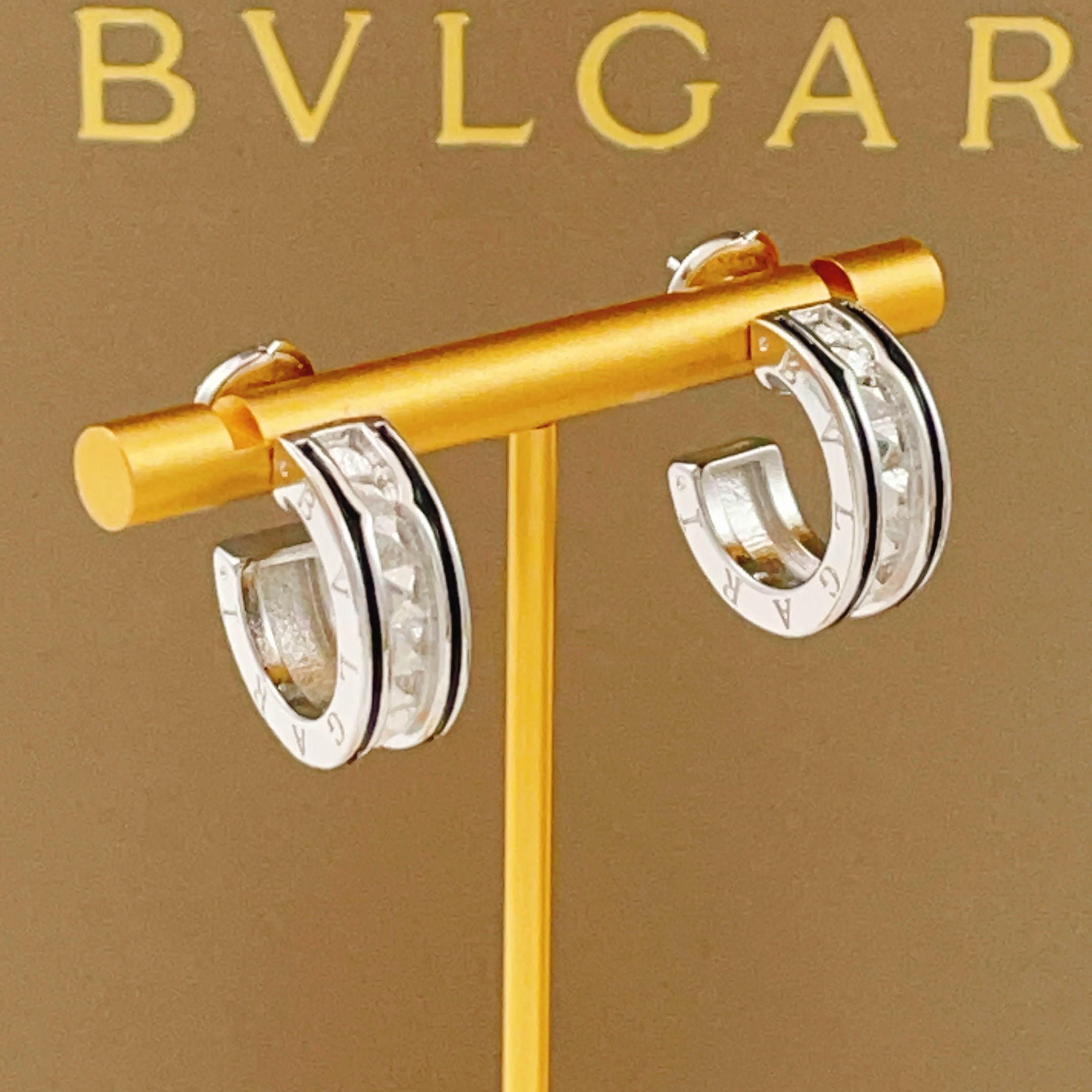 【BVLGARI最新款🆕🆕银色圆形配黑边耳钉】一致官网黄铜材质，非常的上镜‼️设计很特别值得入手。高级手