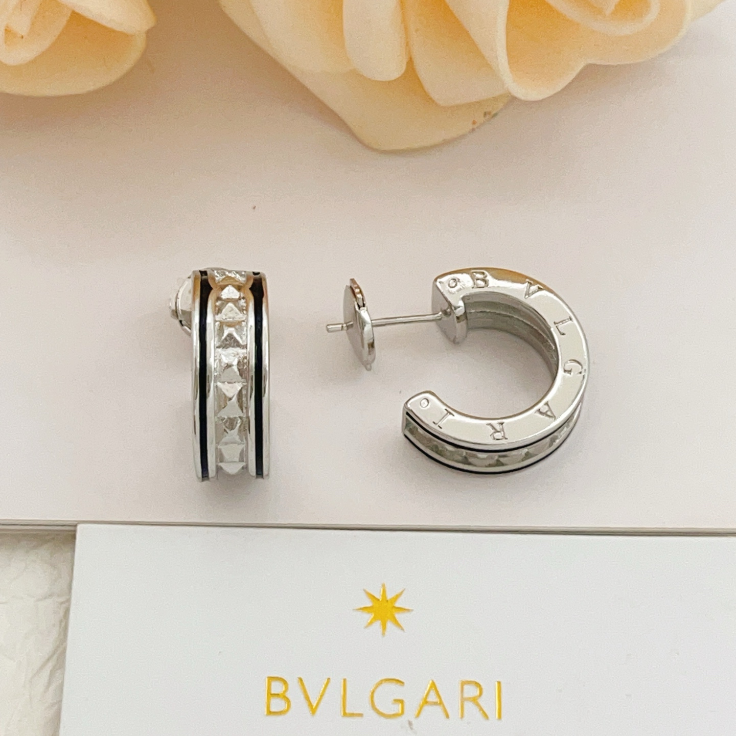 【BVLGARI最新款🆕🆕银色圆形配黑边耳钉】一致官网黄铜材质，非常的上镜‼️设计很特别值得入手。高级手