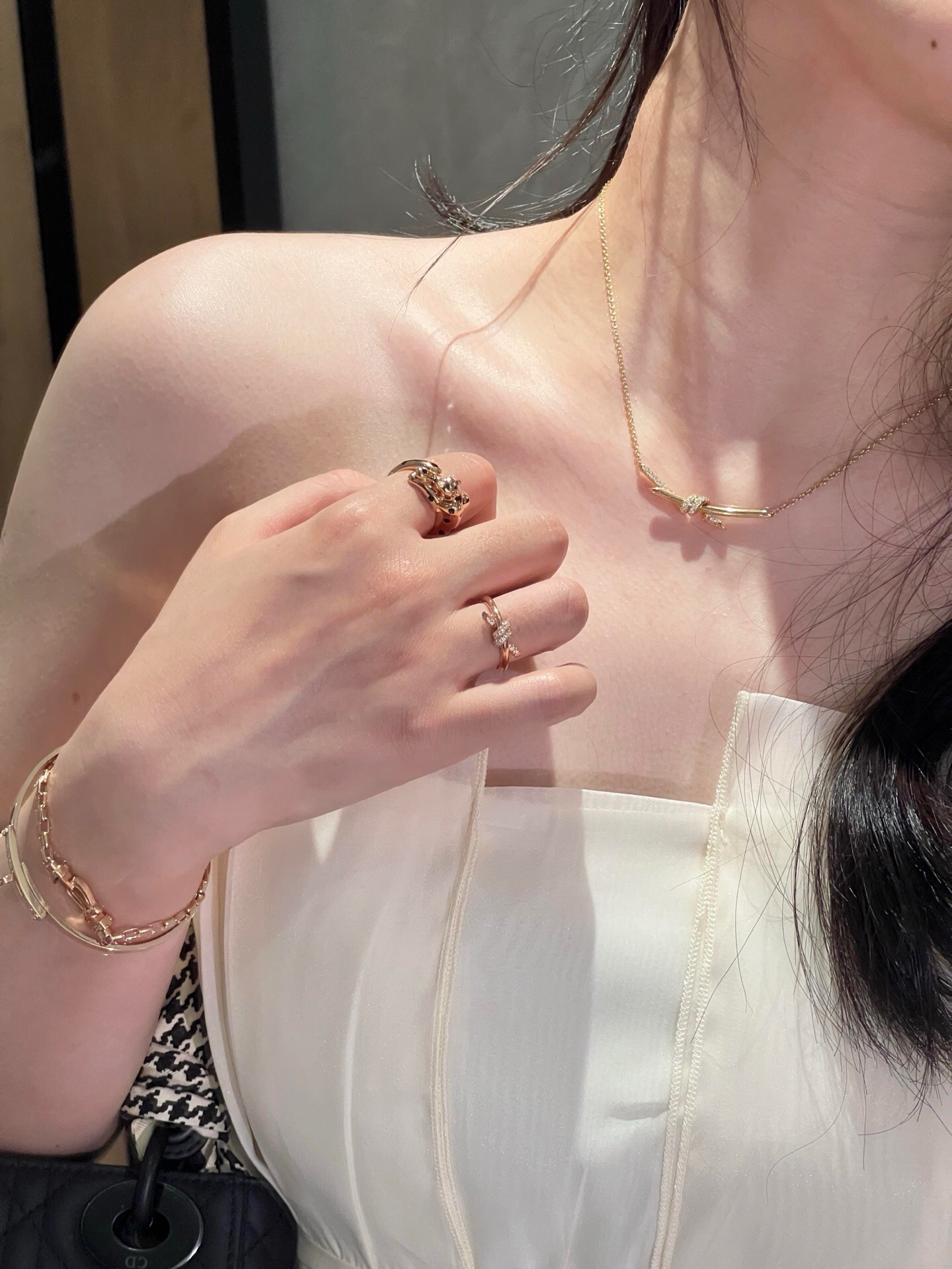 【Tiffany*帝芙尼最新款🆕🆕金色白钻绳结项链】一致官网黄铜材质，非常的上镜‼️设计很特别值得入手。