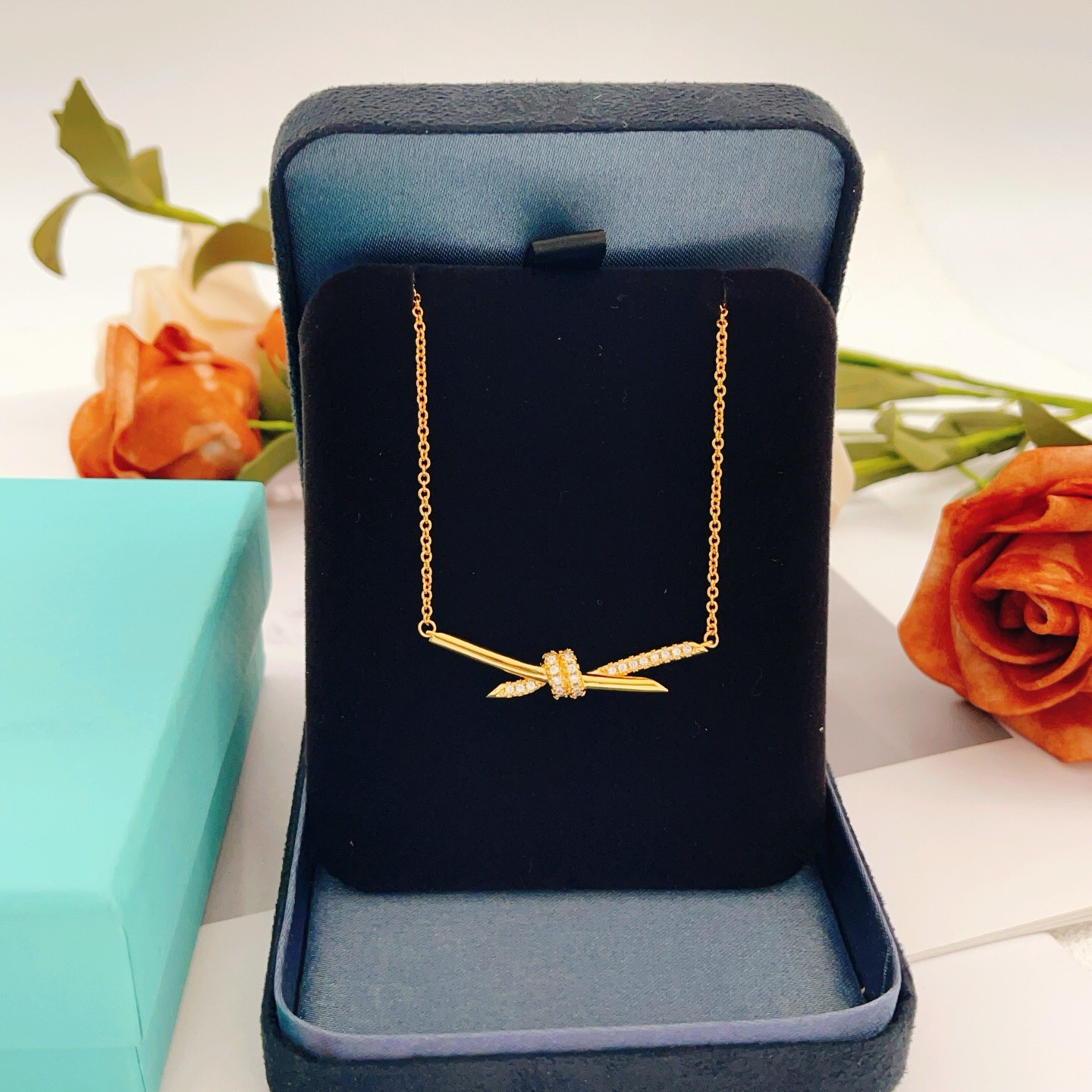 【Tiffany*帝芙尼最新款🆕🆕金色白钻绳结项链】一致官网黄铜材质，非常的上镜‼️设计很特别值得入手。