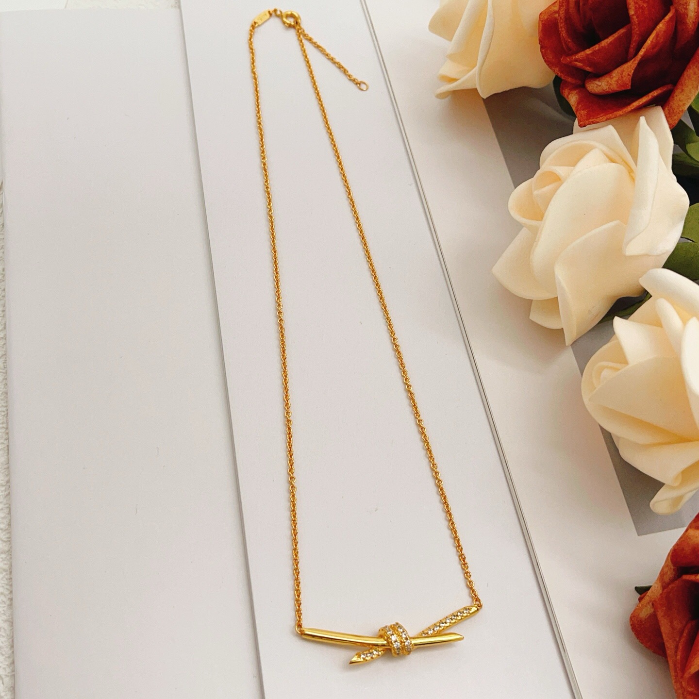 【Tiffany*帝芙尼最新款🆕🆕金色白钻绳结项链】一致官网黄铜材质，非常的上镜‼️设计很特别值得入手。