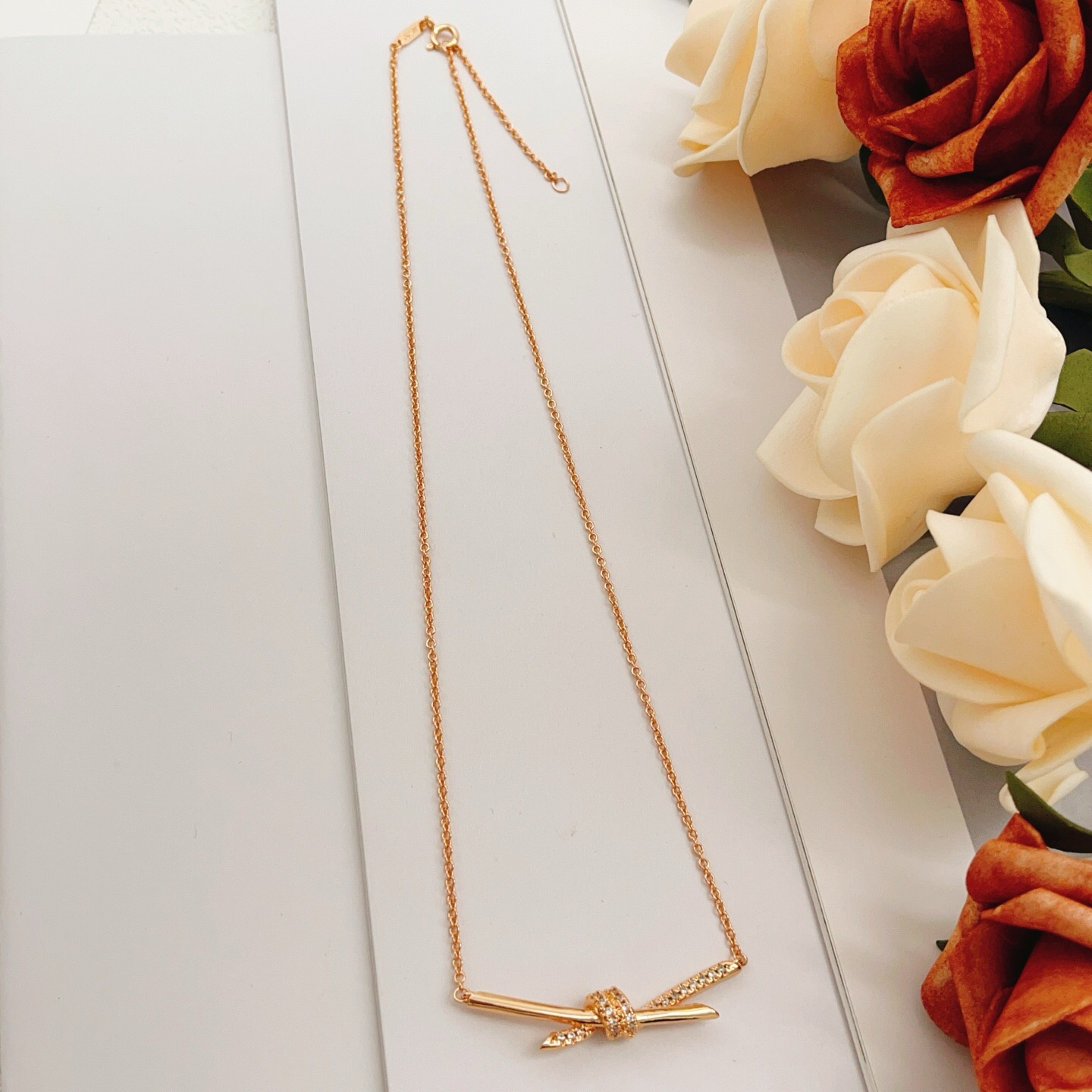【Tiffany*帝芙尼最新款🆕🆕玫瑰金白钻绳结项链】一致官网黄铜材质，非常的上镜‼️设计很特别值得入手