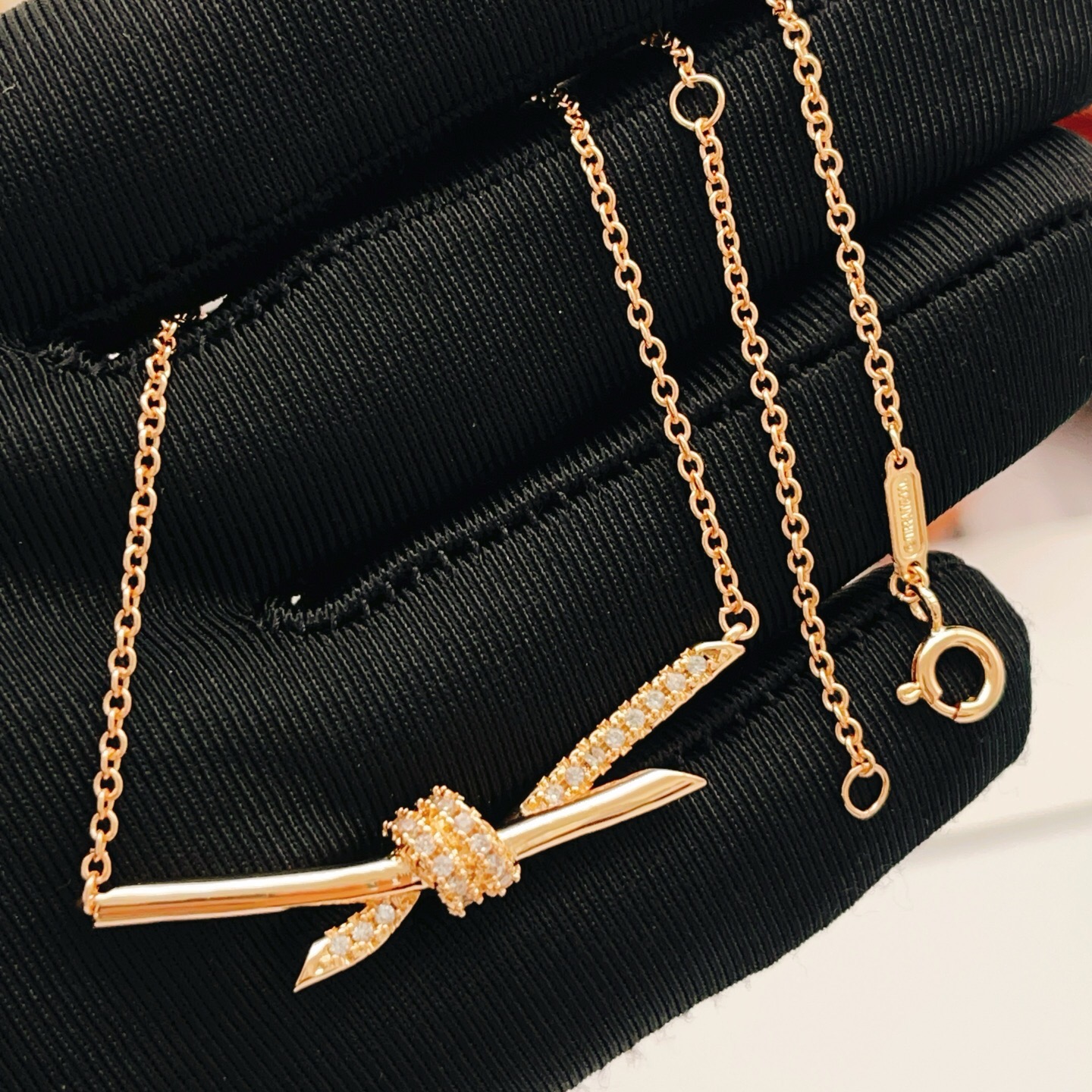 【Tiffany*帝芙尼最新款🆕🆕玫瑰金白钻绳结项链】一致官网黄铜材质，非常的上镜‼️设计很特别值得入手