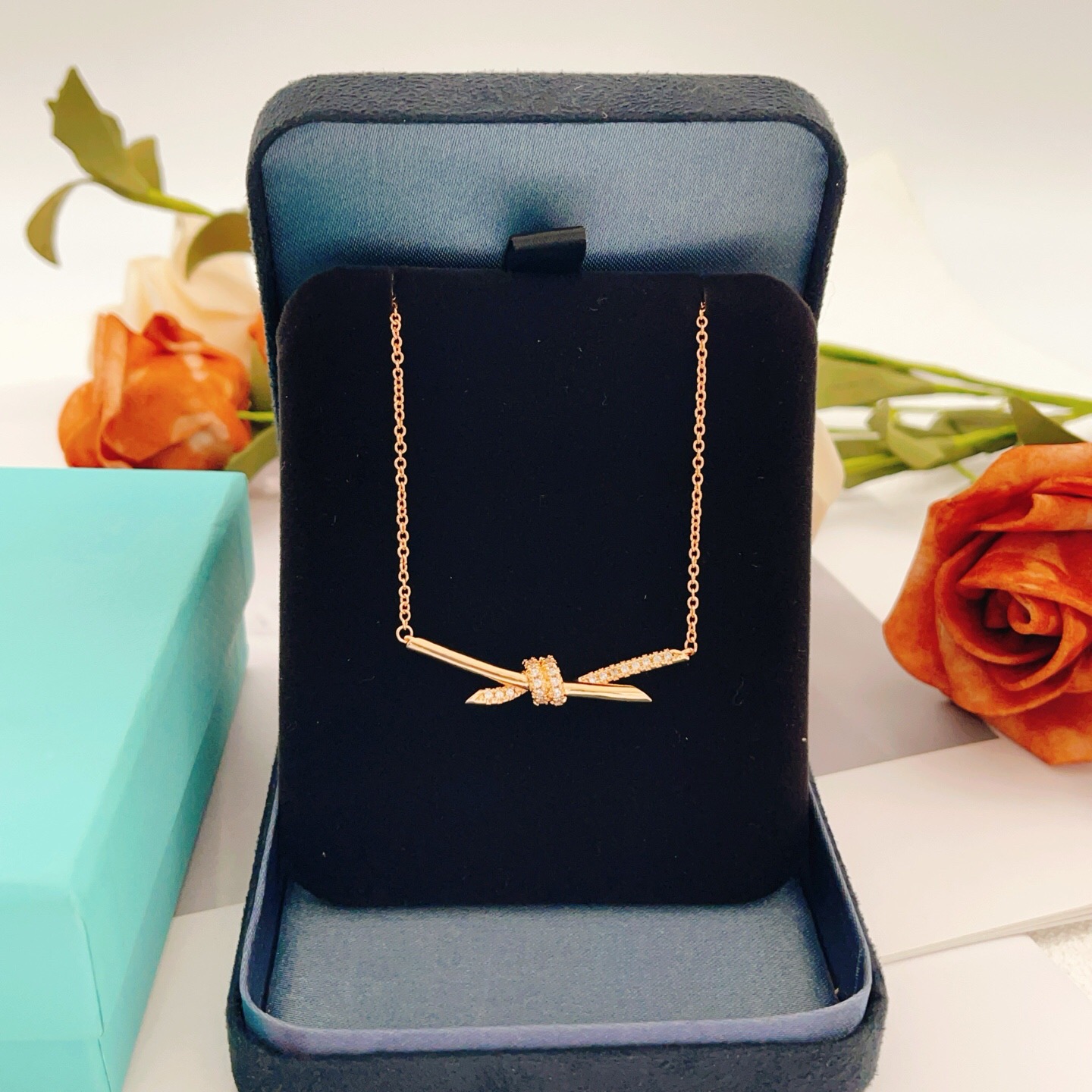 【Tiffany*帝芙尼最新款🆕🆕玫瑰金白钻绳结项链】一致官网黄铜材质，非常的上镜‼️设计很特别值得入手
