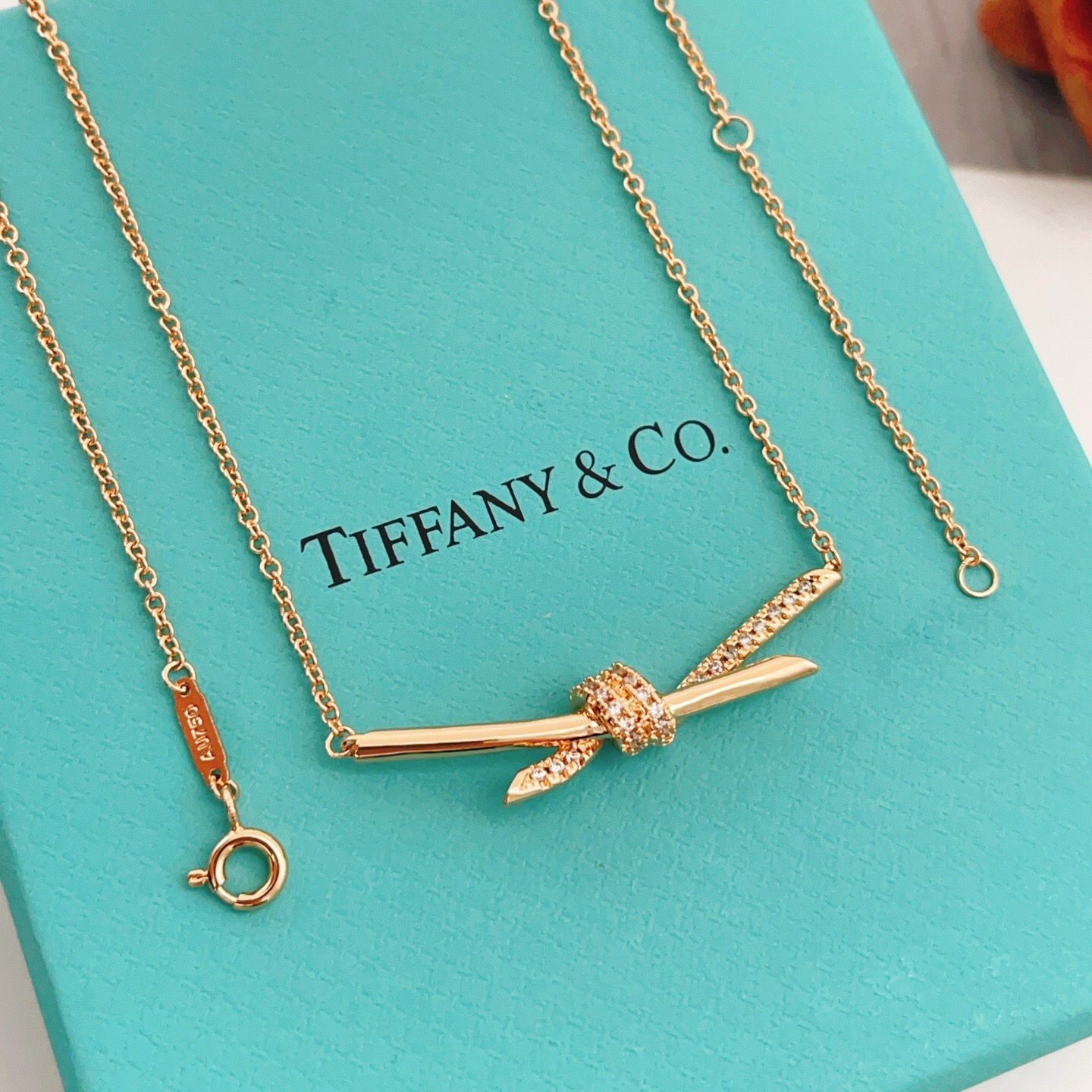 【Tiffany*帝芙尼最新款🆕🆕玫瑰金白钻绳结项链】一致官网黄铜材质，非常的上镜‼️设计很特别值得入手