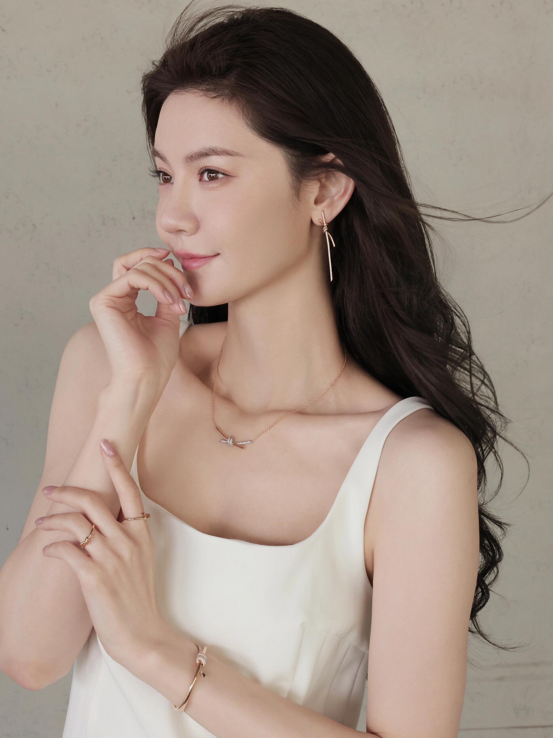 【Tiffany*帝芙尼最新款🆕🆕玫瑰金白钻绳结项链】一致官网黄铜材质，非常的上镜‼️设计很特别值得入手
