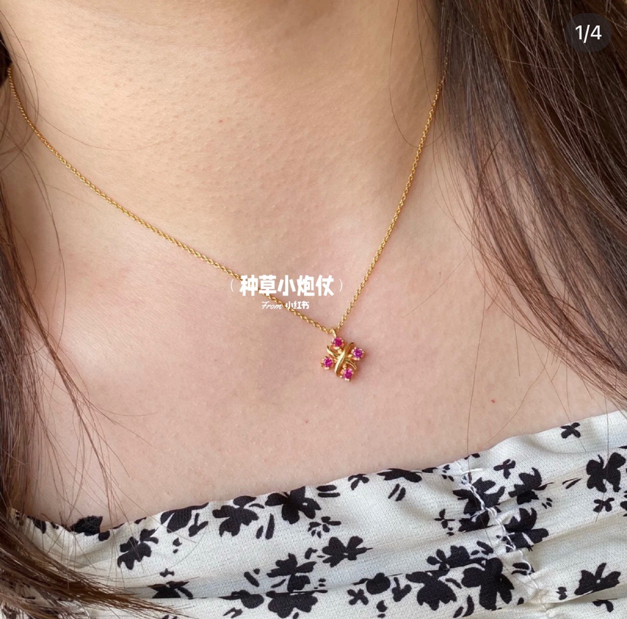 【Tiffany*帝芙尼最新款🆕🆕金色紫红钻方块X项链】一致官网黄铜材质，非常的上镜‼️设计很特别值得入