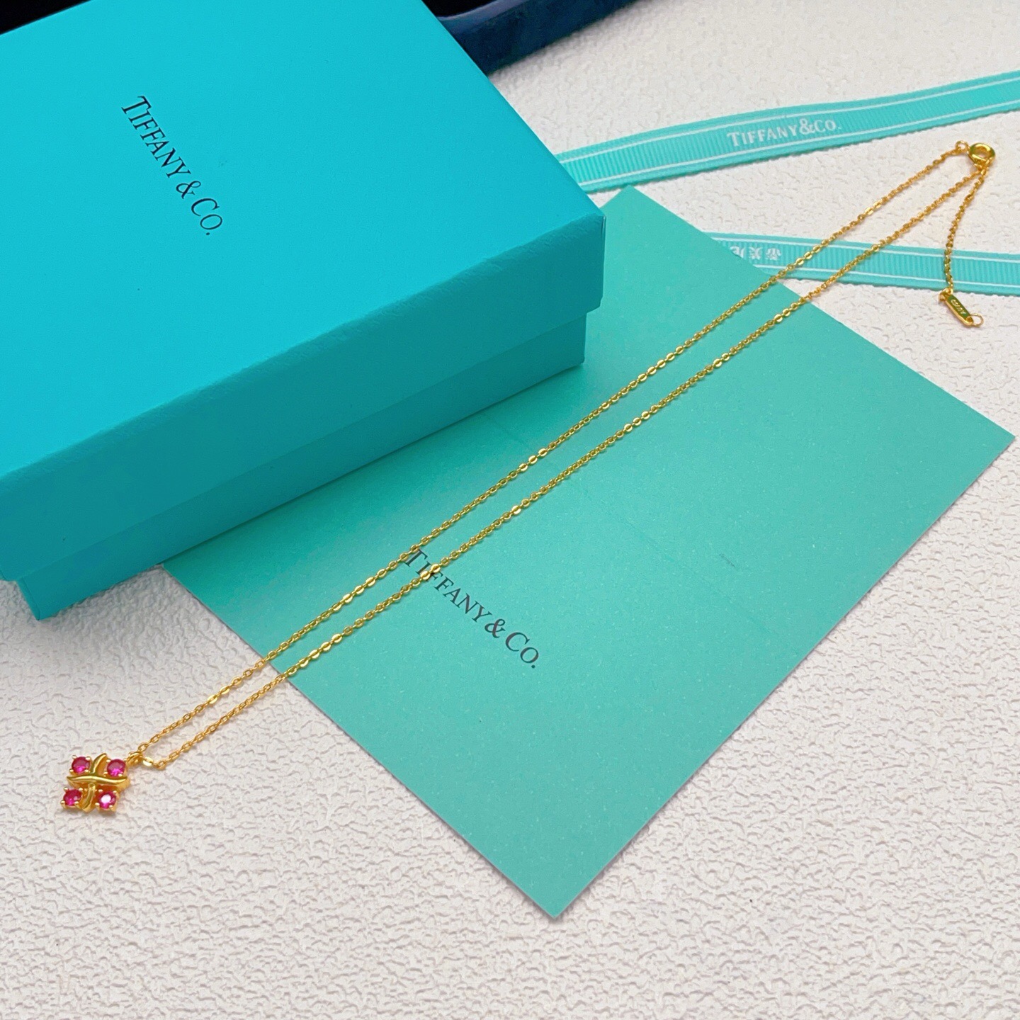 【Tiffany*帝芙尼最新款🆕🆕金色紫红钻方块X项链】一致官网黄铜材质，非常的上镜‼️设计很特别值得入