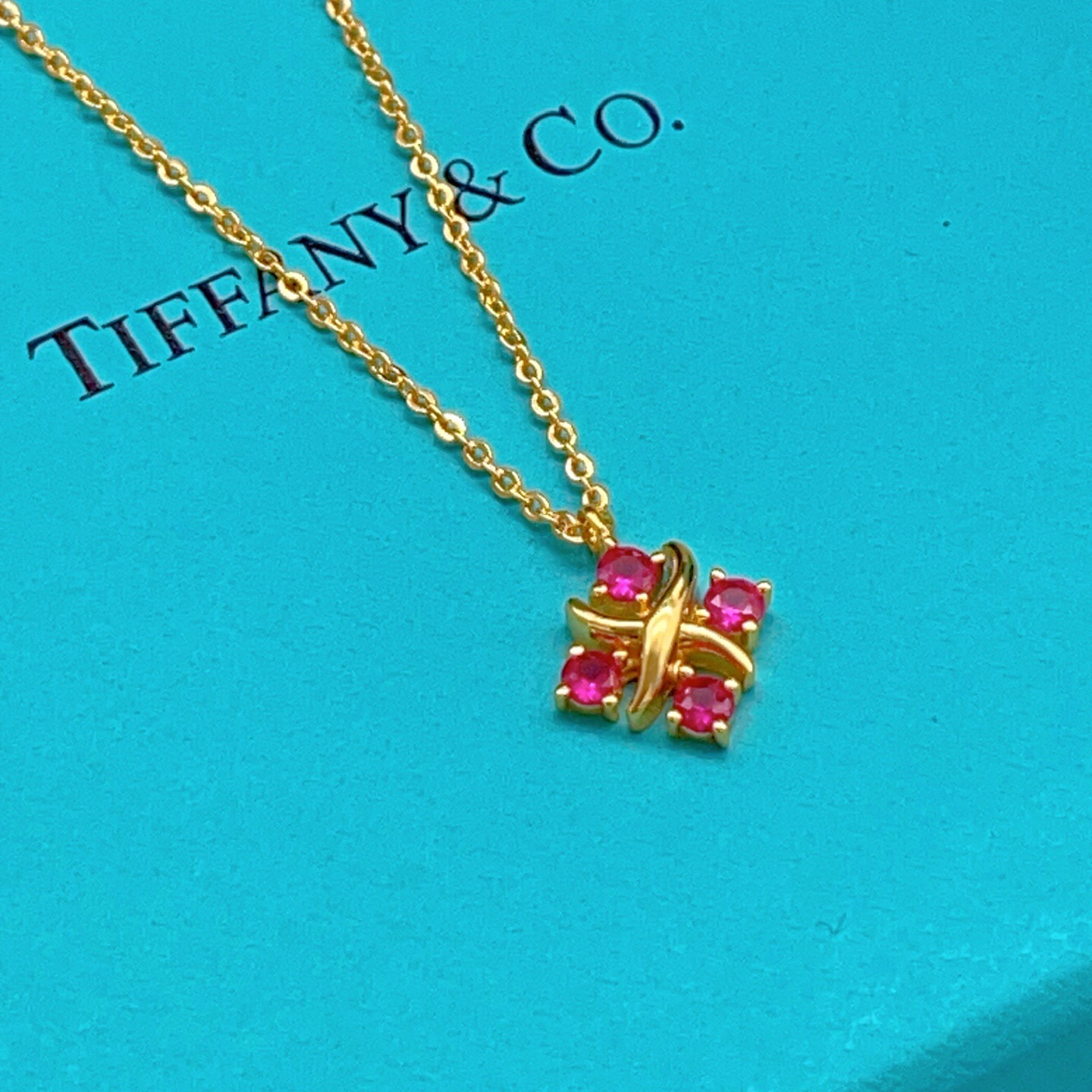 【Tiffany*帝芙尼最新款🆕🆕金色紫红钻方块X项链】一致官网黄铜材质，非常的上镜‼️设计很特别值得入