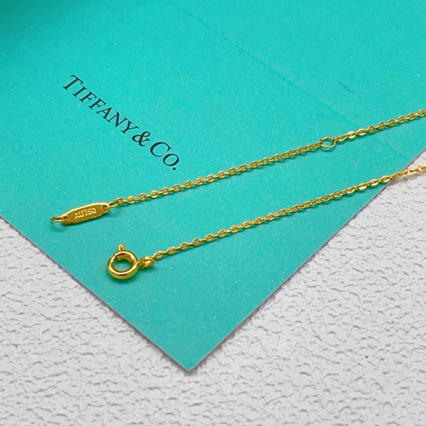 【Tiffany*帝芙尼最新款🆕🆕金色紫红钻方块X项链】一致官网黄铜材质，非常的上镜‼️设计很特别值得入