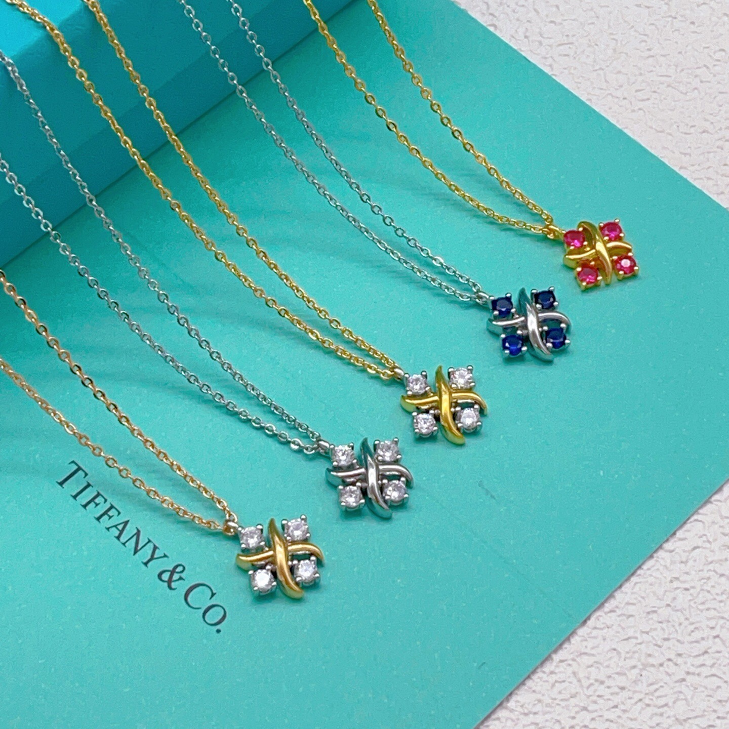【Tiffany*帝芙尼最新款🆕🆕金色紫红钻方块X项链】一致官网黄铜材质，非常的上镜‼️设计很特别值得入