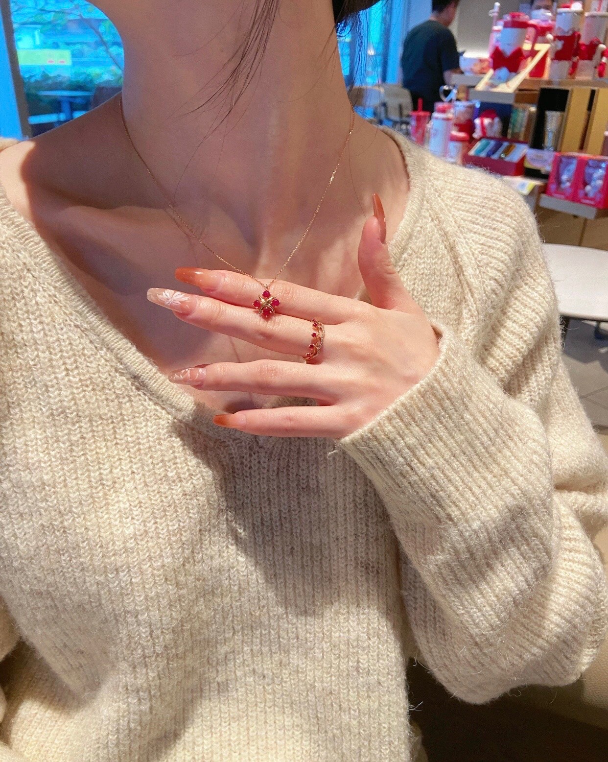 【Tiffany*帝芙尼最新款🆕🆕金色紫红钻方块X项链】一致官网黄铜材质，非常的上镜‼️设计很特别值得入