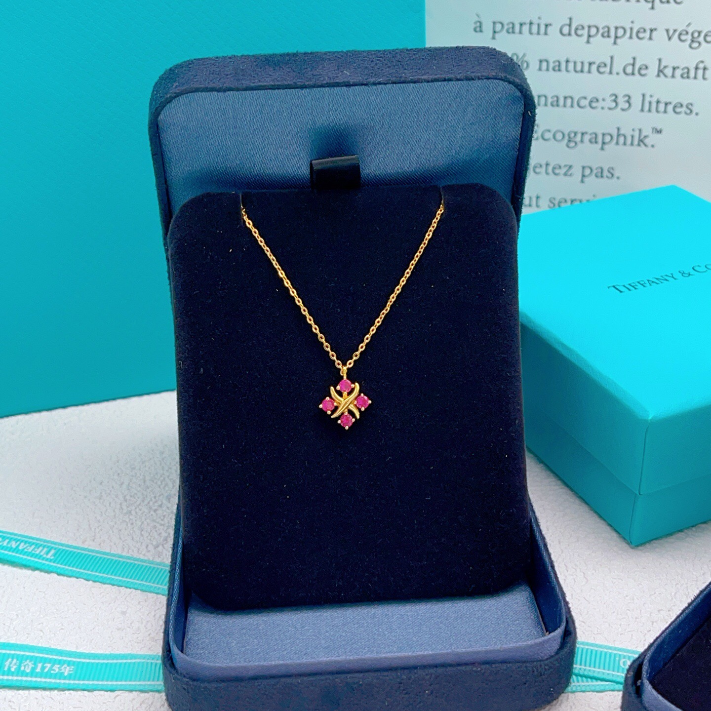 【Tiffany*帝芙尼最新款🆕🆕金色紫红钻方块X项链】一致官网黄铜材质，非常的上镜‼️设计很特别值得入