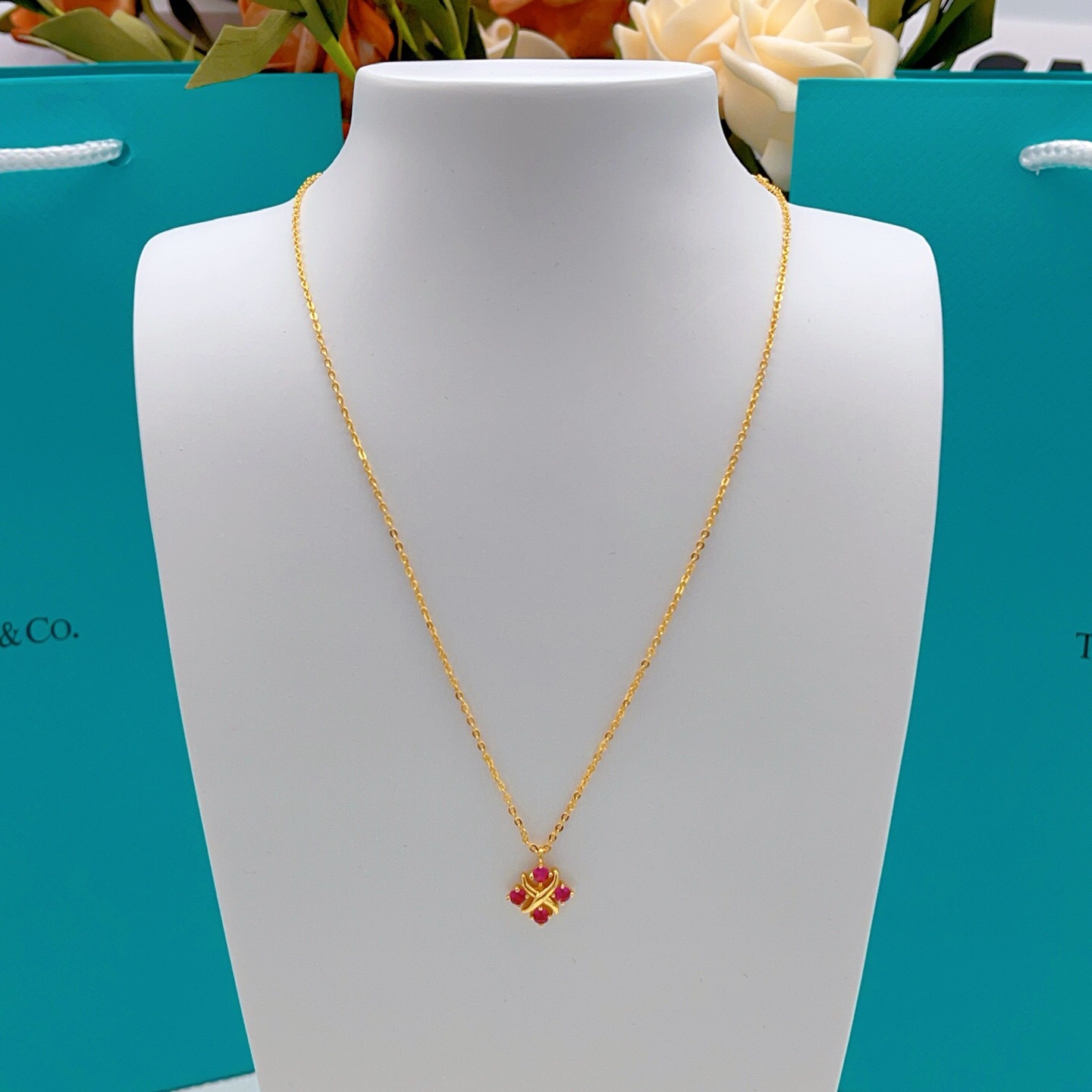 【Tiffany*帝芙尼最新款🆕🆕金色紫红钻方块X项链】一致官网黄铜材质，非常的上镜‼️设计很特别值得入