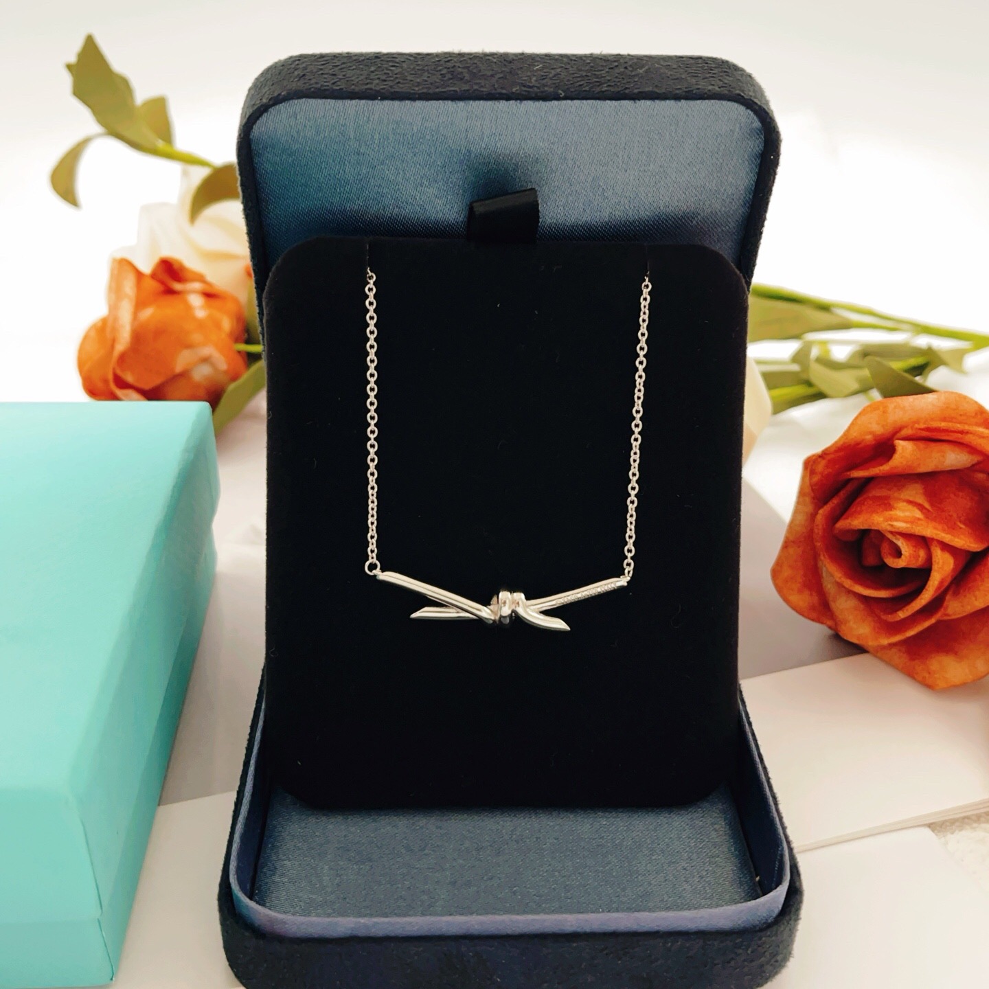 【Tiffany*帝芙尼最新款🆕🆕银色光面绳结项链】一致官网黄铜材质，非常的上镜‼️设计很特别值得入手。
