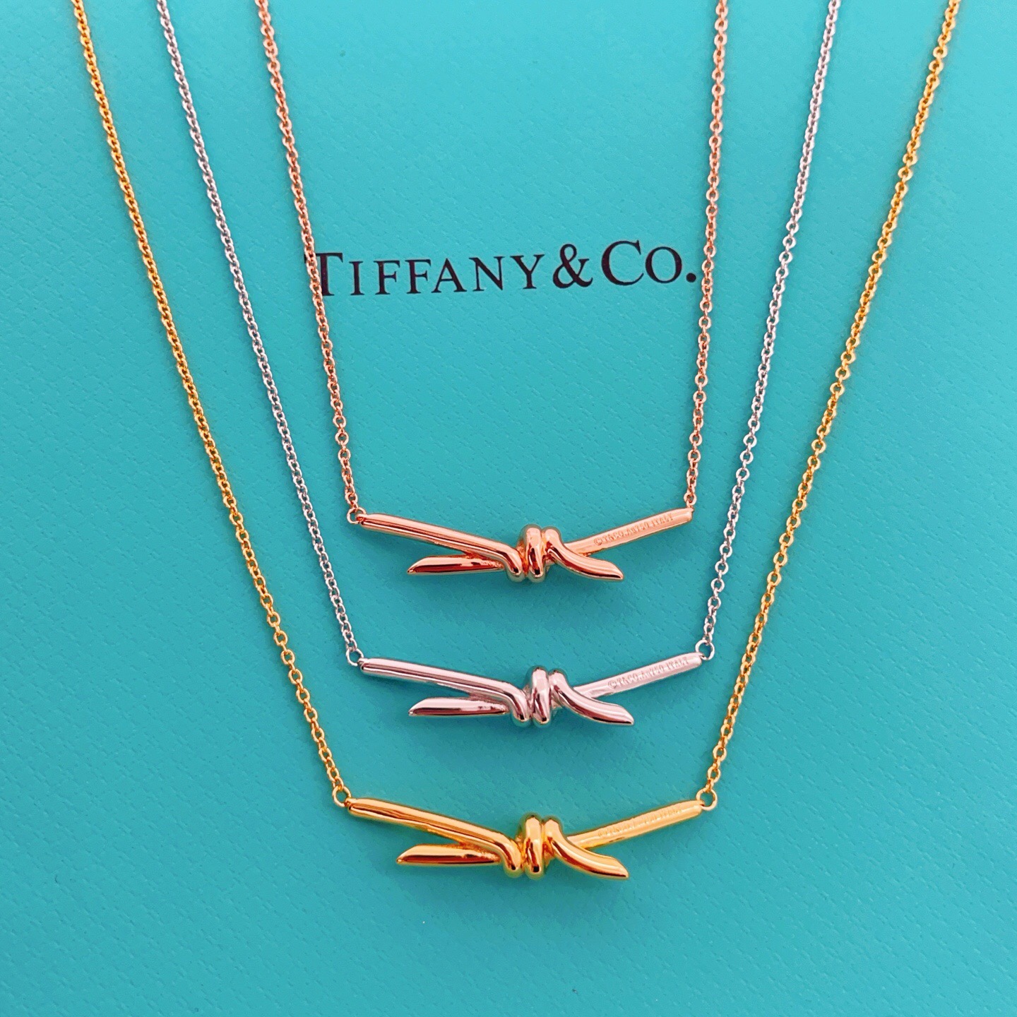 【Tiffany*帝芙尼最新款🆕🆕银色光面绳结项链】一致官网黄铜材质，非常的上镜‼️设计很特别值得入手。