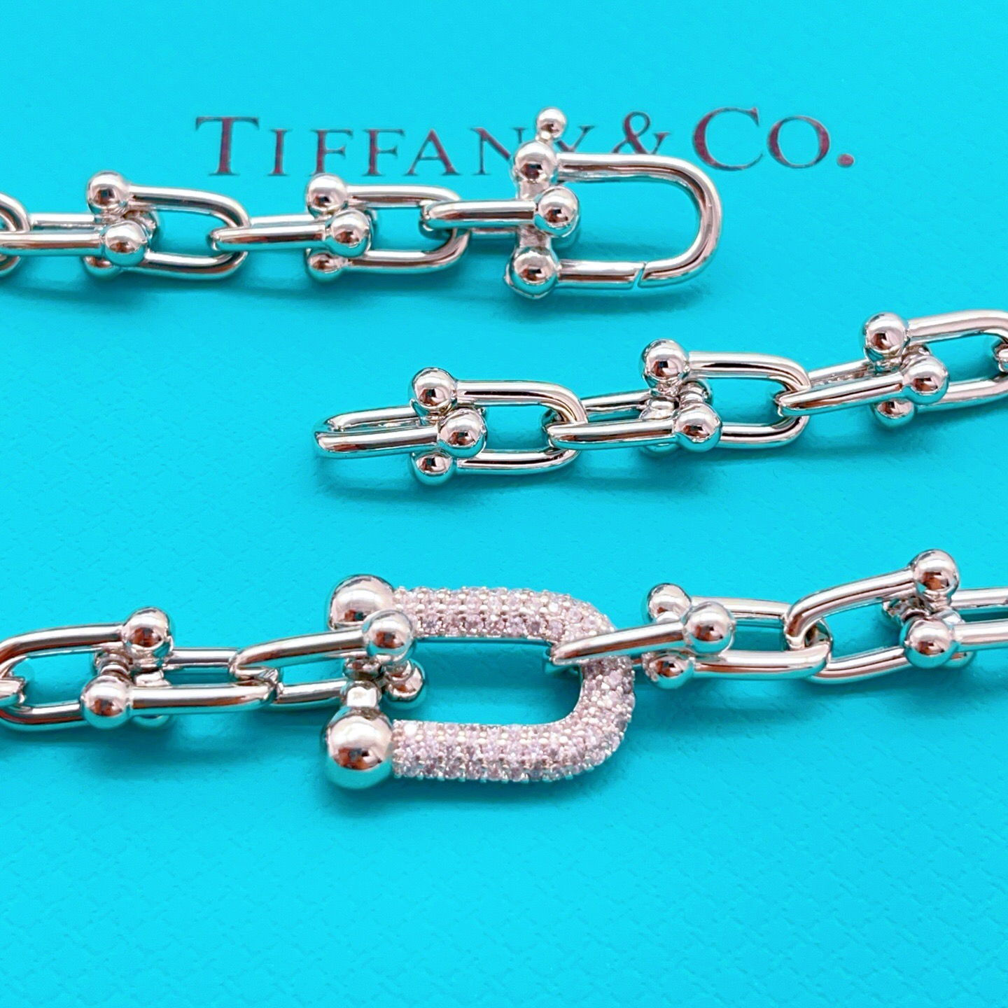 【Tiffany*帝芙尼最新款🆕🆕银色镶钻马蹄项链】一致官网黄铜材质，非常的上镜‼️设计很特别值得入手。