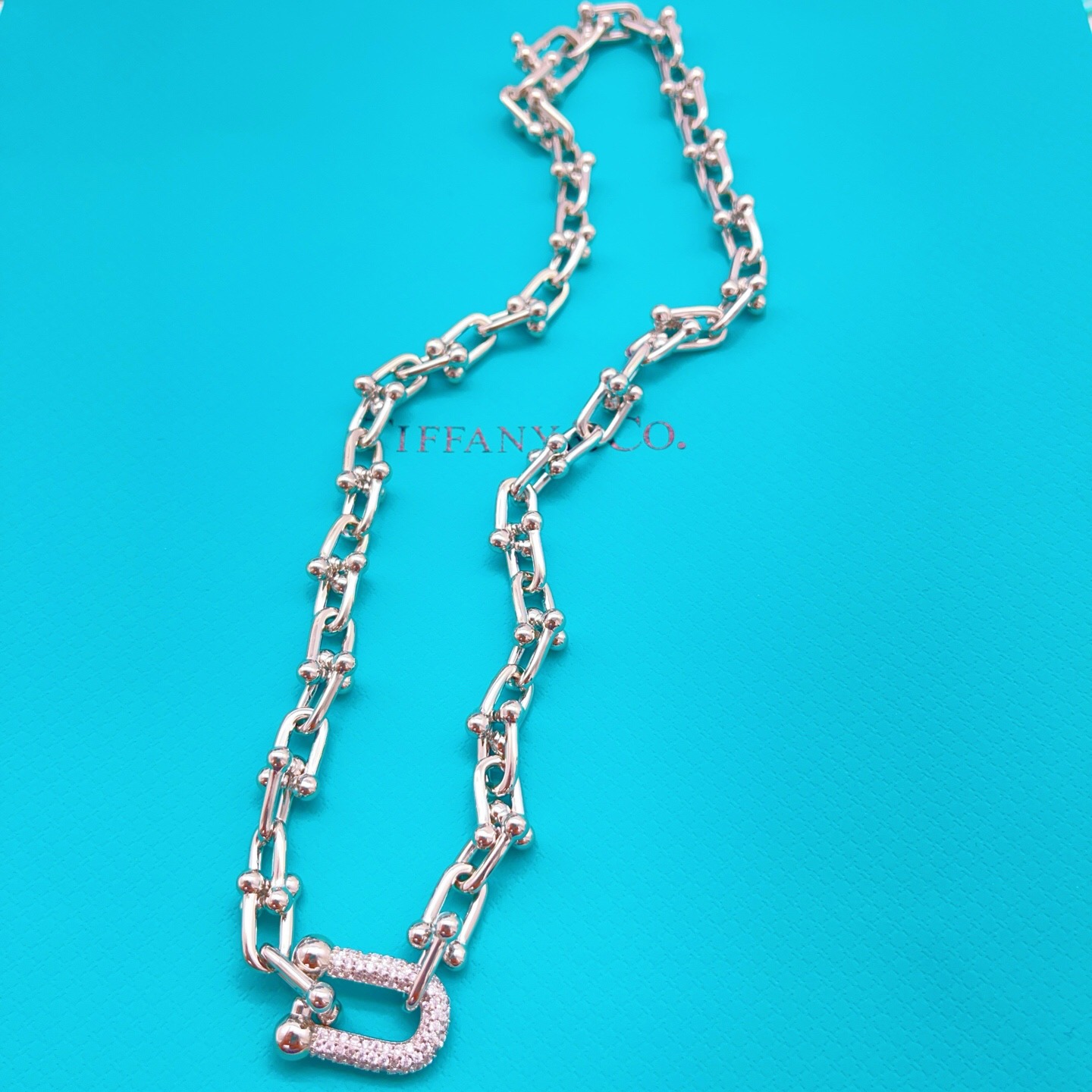【Tiffany*帝芙尼最新款🆕🆕银色镶钻马蹄项链】一致官网黄铜材质，非常的上镜‼️设计很特别值得入手。