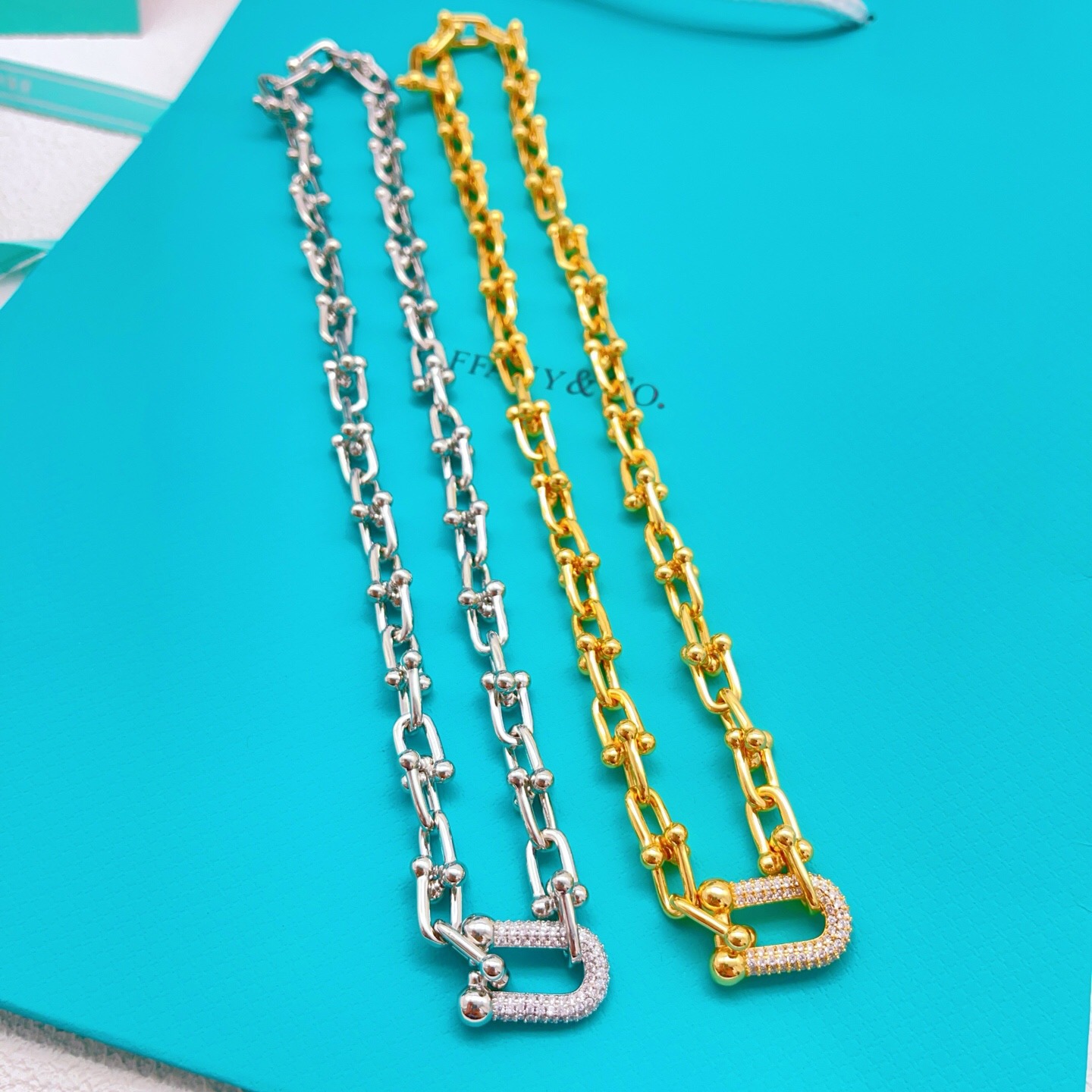【Tiffany*帝芙尼最新款🆕🆕银色镶钻马蹄项链】一致官网黄铜材质，非常的上镜‼️设计很特别值得入手。