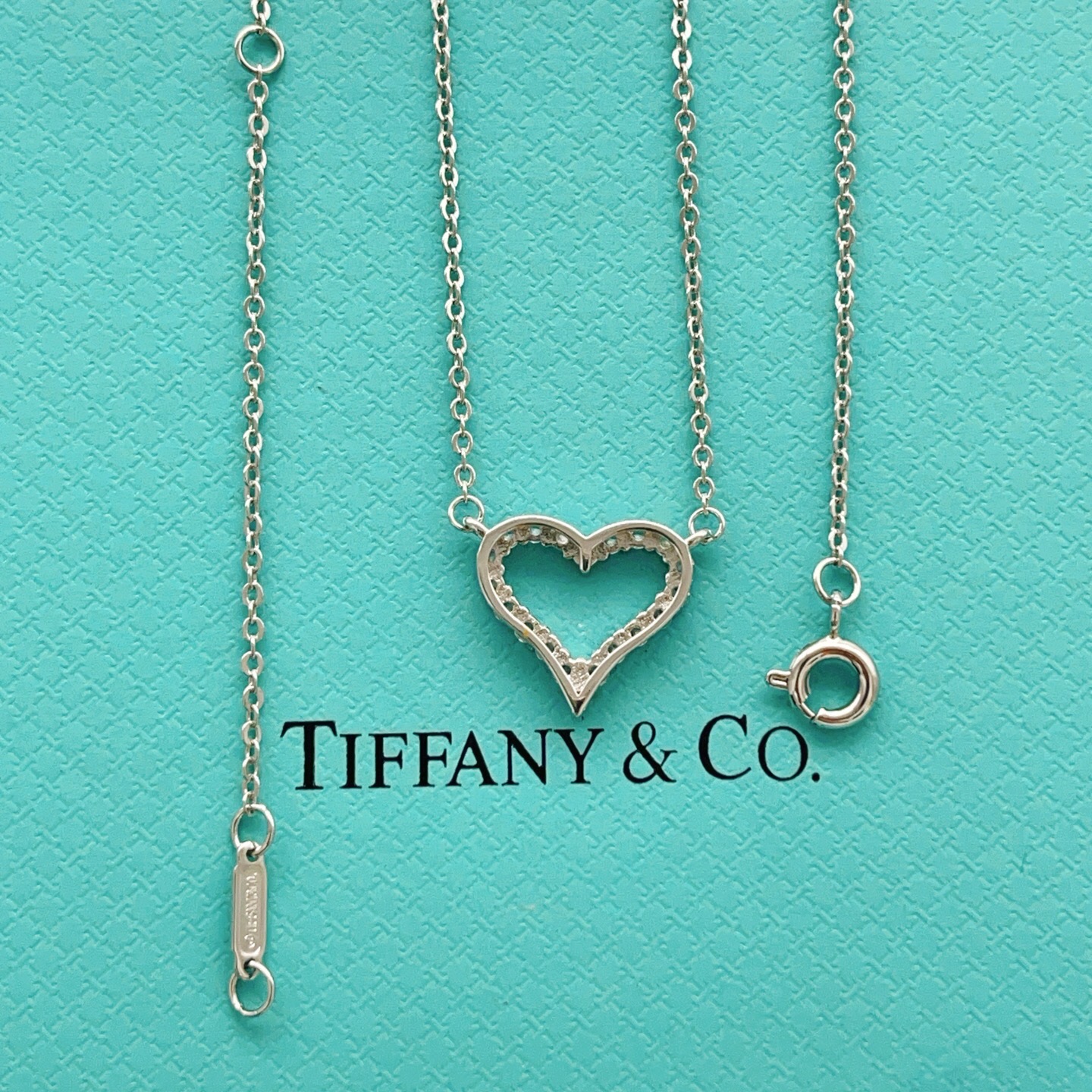 【Tiffany*帝芙尼最新款🆕🆕银色满钻爱心项链】一致官网黄铜材质，非常的上镜‼️设计很特别值得入手。