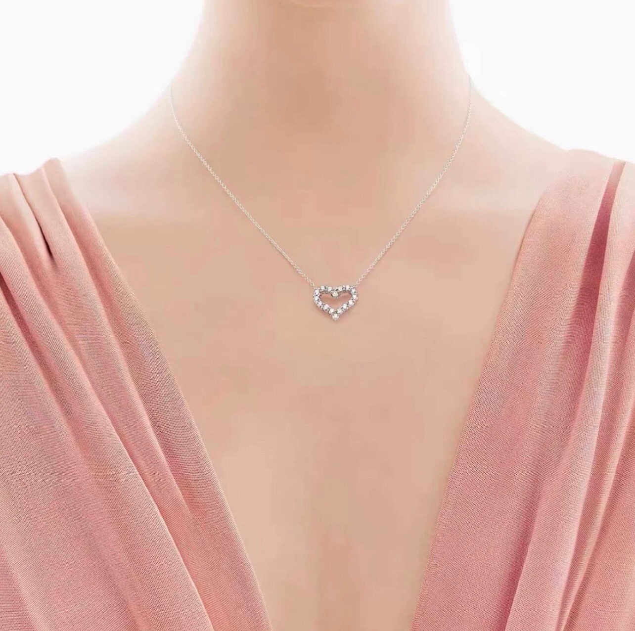 【Tiffany*帝芙尼最新款🆕🆕银色满钻爱心项链】一致官网黄铜材质，非常的上镜‼️设计很特别值得入手。