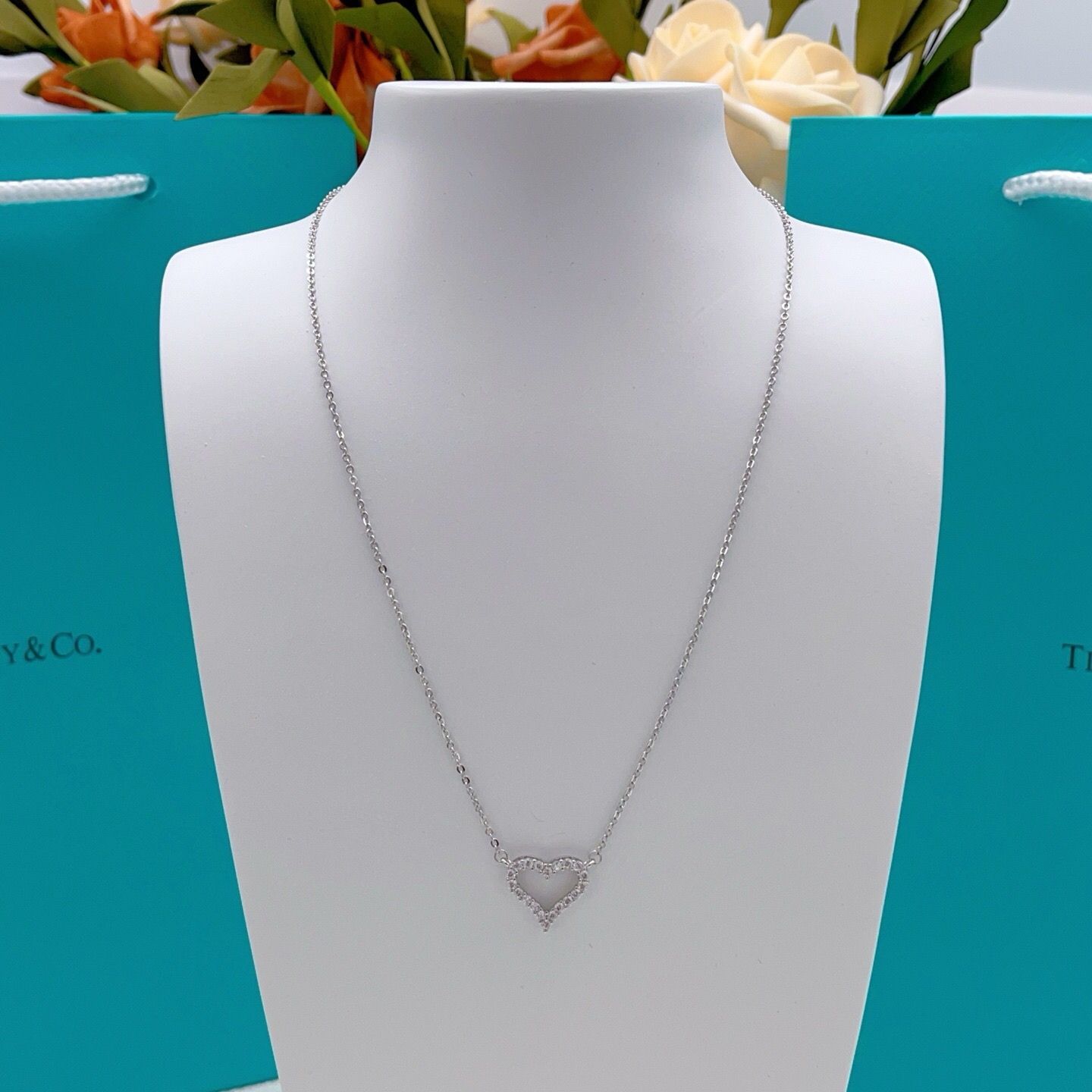 【Tiffany*帝芙尼最新款🆕🆕银色满钻爱心项链】一致官网黄铜材质，非常的上镜‼️设计很特别值得入手。