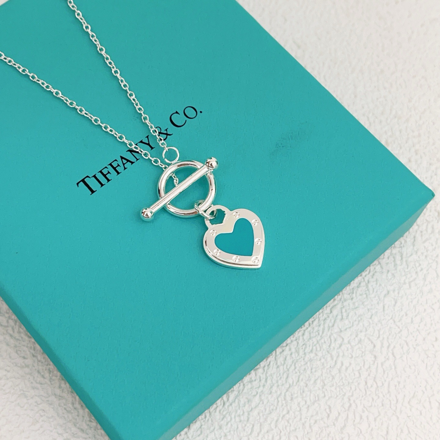 【Tiffany*帝芙尼最新款🆕🆕银色蓝爱心项链】一致官网黄铜材质，非常的上镜‼️设计很特别值得入手。高