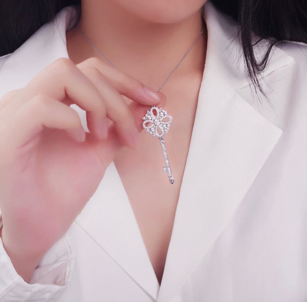【Tiffany*帝芙尼最新款🆕🆕银色满钻锁匙项链】一致官网黄铜材质，非常的上镜‼️设计很特别值得入手。