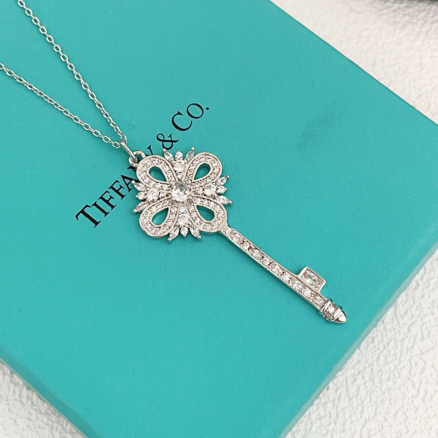 【Tiffany*帝芙尼最新款🆕🆕银色满钻锁匙项链】一致官网黄铜材质，非常的上镜‼️设计很特别值得入手。