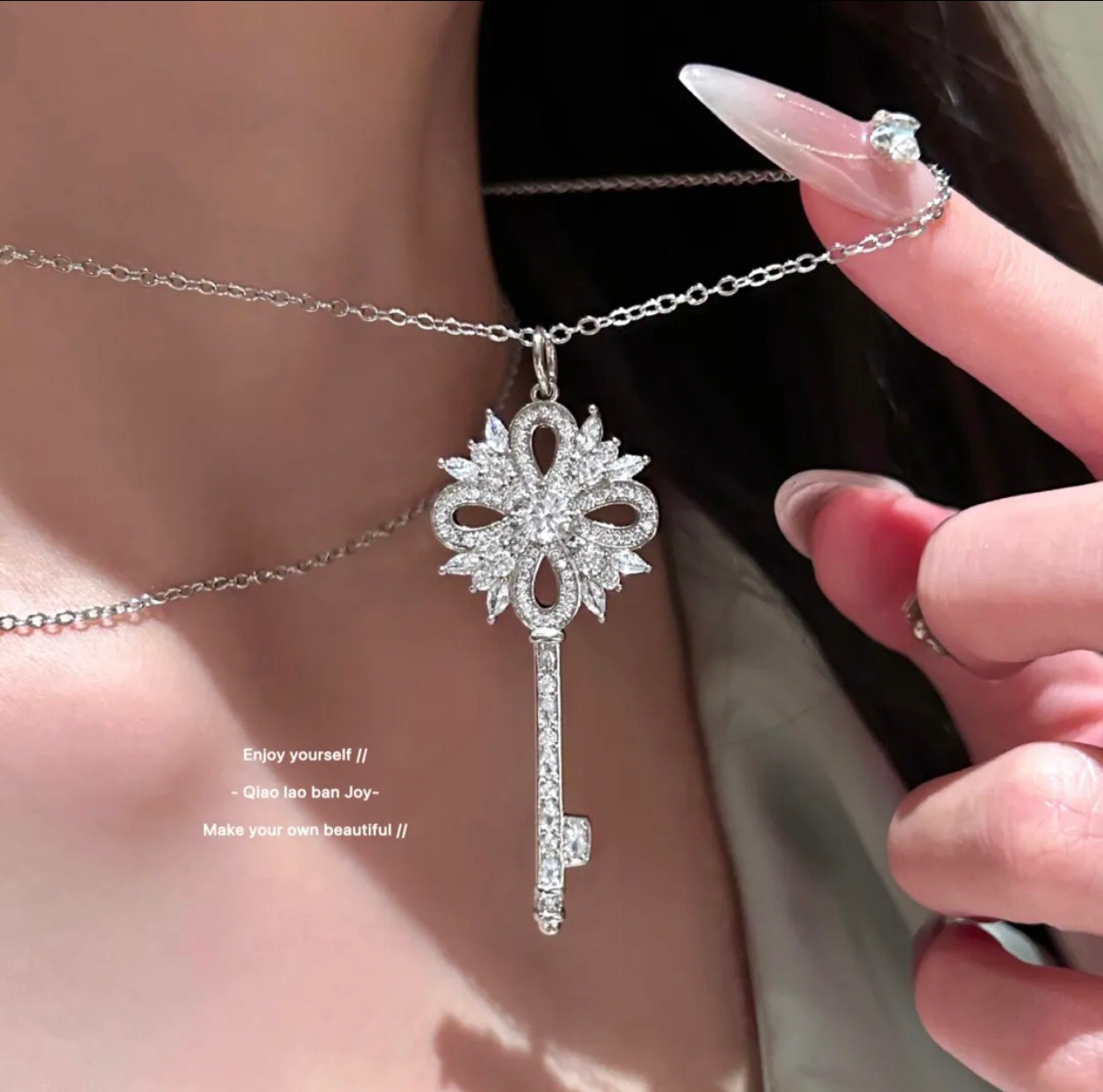【Tiffany*帝芙尼最新款🆕🆕银色满钻锁匙项链】一致官网黄铜材质，非常的上镜‼️设计很特别值得入手。