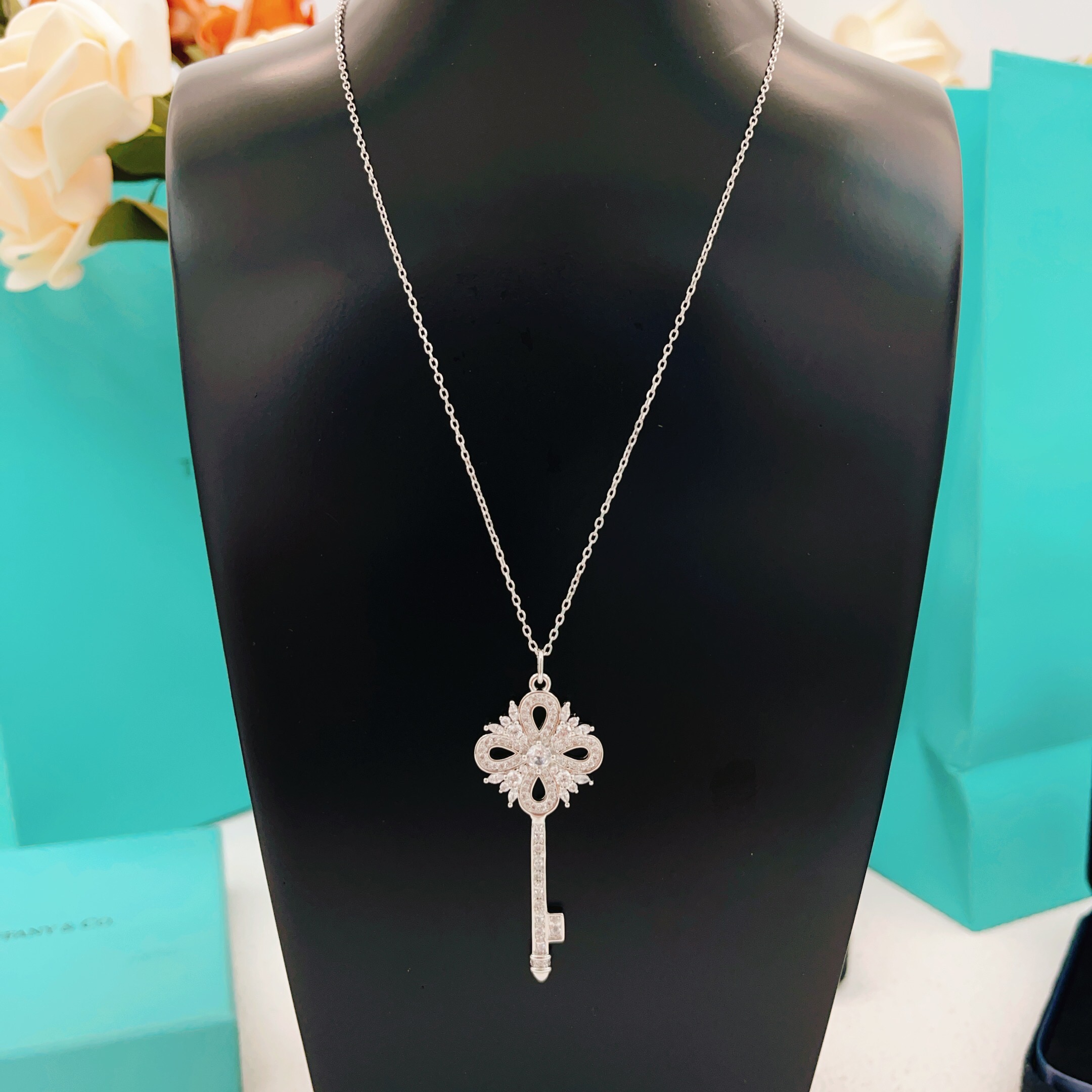 【Tiffany*帝芙尼最新款🆕🆕银色满钻锁匙项链】一致官网黄铜材质，非常的上镜‼️设计很特别值得入手。