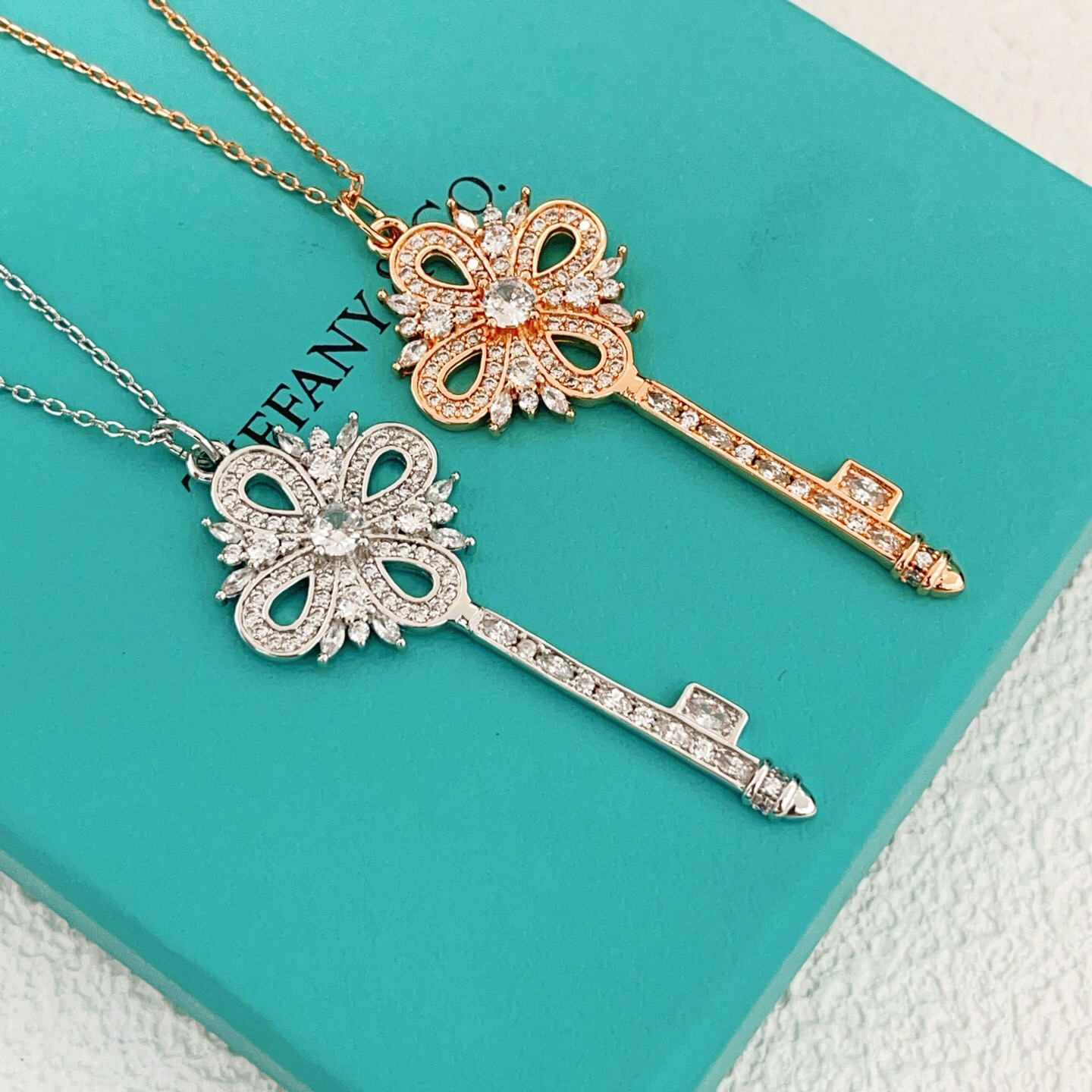 【Tiffany*帝芙尼最新款🆕🆕银色满钻锁匙项链】一致官网黄铜材质，非常的上镜‼️设计很特别值得入手。