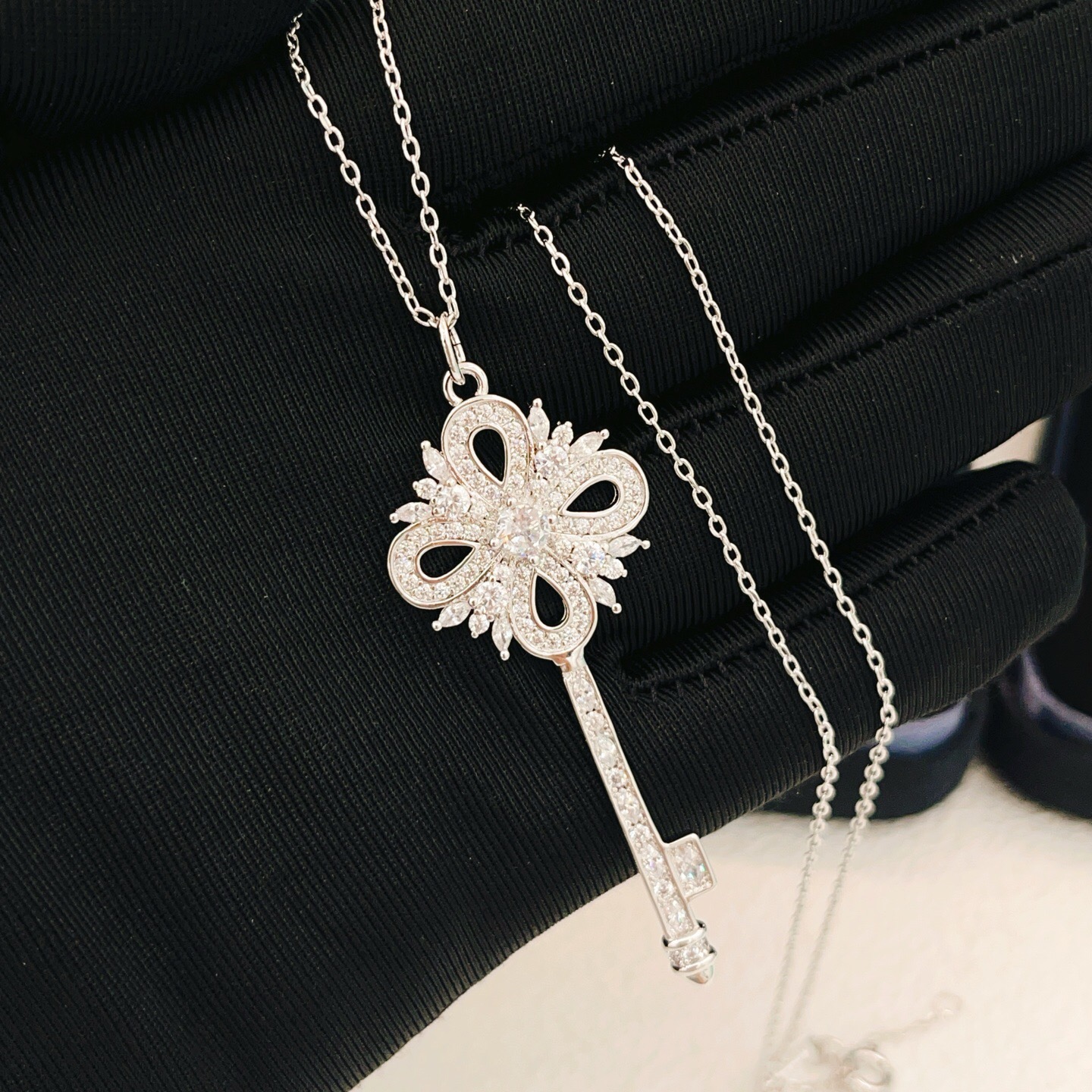 【Tiffany*帝芙尼最新款🆕🆕银色满钻锁匙项链】一致官网黄铜材质，非常的上镜‼️设计很特别值得入手。