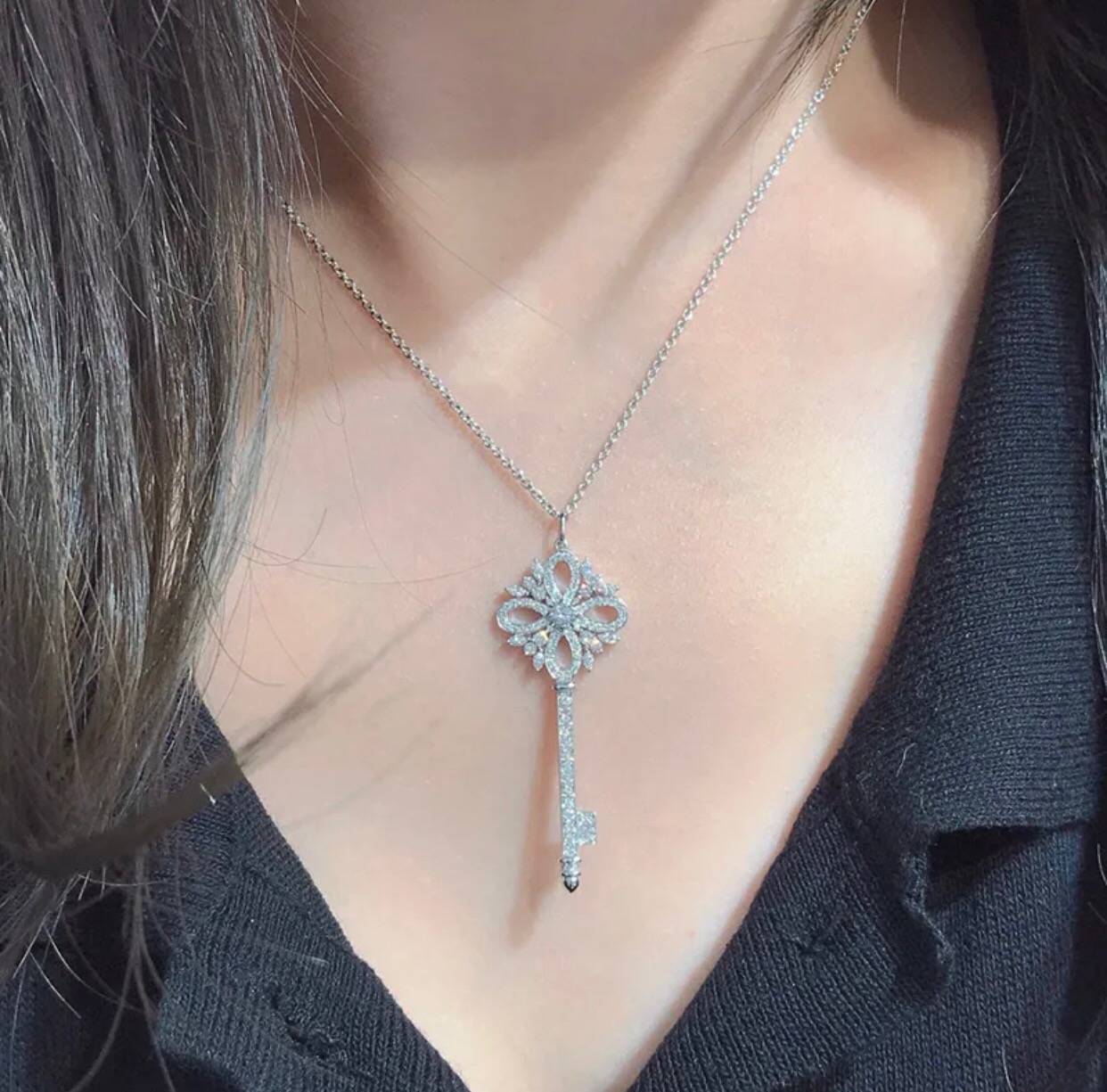 【Tiffany*帝芙尼最新款🆕🆕银色满钻锁匙项链】一致官网黄铜材质，非常的上镜‼️设计很特别值得入手。