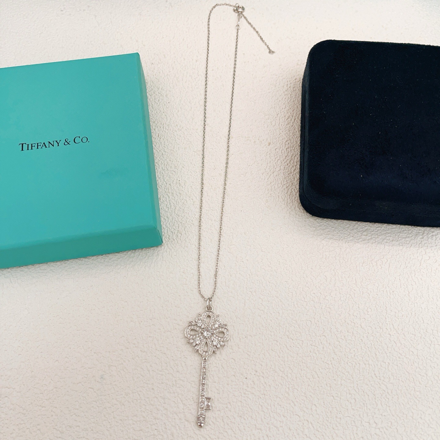 【Tiffany*帝芙尼最新款🆕🆕银色满钻锁匙项链】一致官网黄铜材质，非常的上镜‼️设计很特别值得入手。