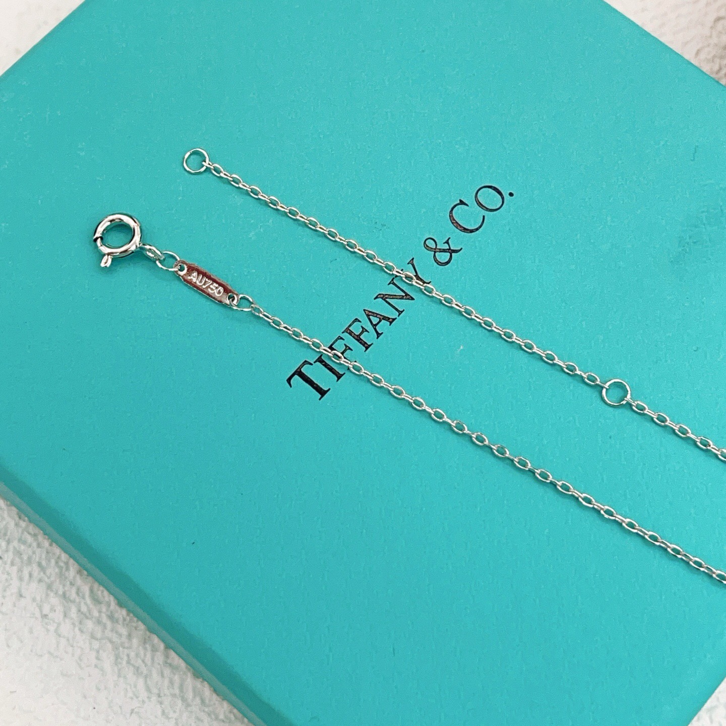【Tiffany*帝芙尼最新款🆕🆕银色满钻锁匙项链】一致官网黄铜材质，非常的上镜‼️设计很特别值得入手。