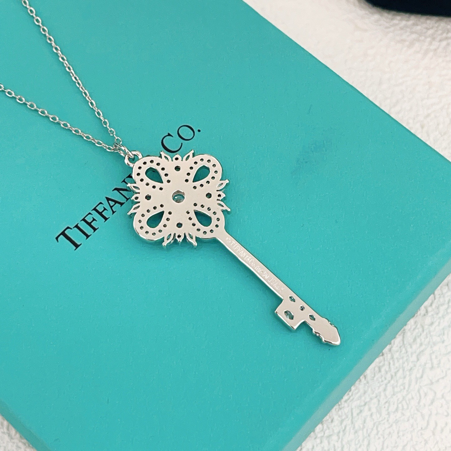 【Tiffany*帝芙尼最新款🆕🆕银色满钻锁匙项链】一致官网黄铜材质，非常的上镜‼️设计很特别值得入手。