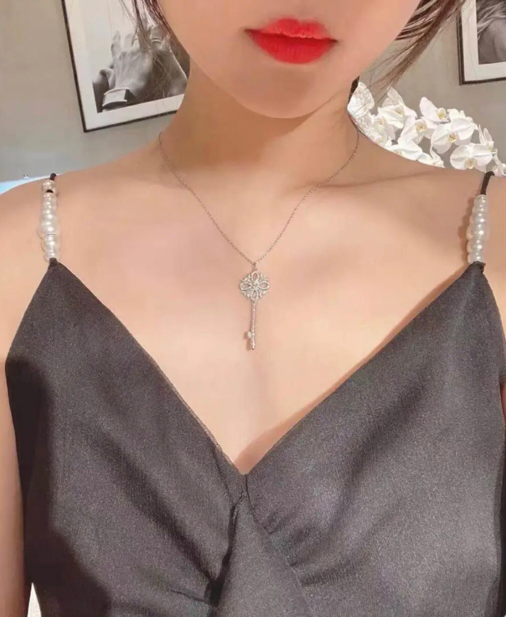【Tiffany*帝芙尼最新款🆕🆕银色满钻锁匙项链】一致官网黄铜材质，非常的上镜‼️设计很特别值得入手。