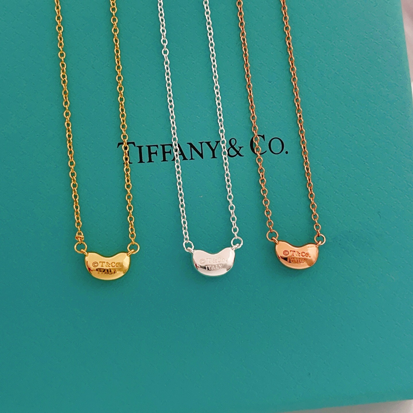 【Tiffany*帝芙尼最新款🆕🆕银色小黄豆项链】一致官网黄铜材质，非常的上镜‼️设计很特别值得入手。高