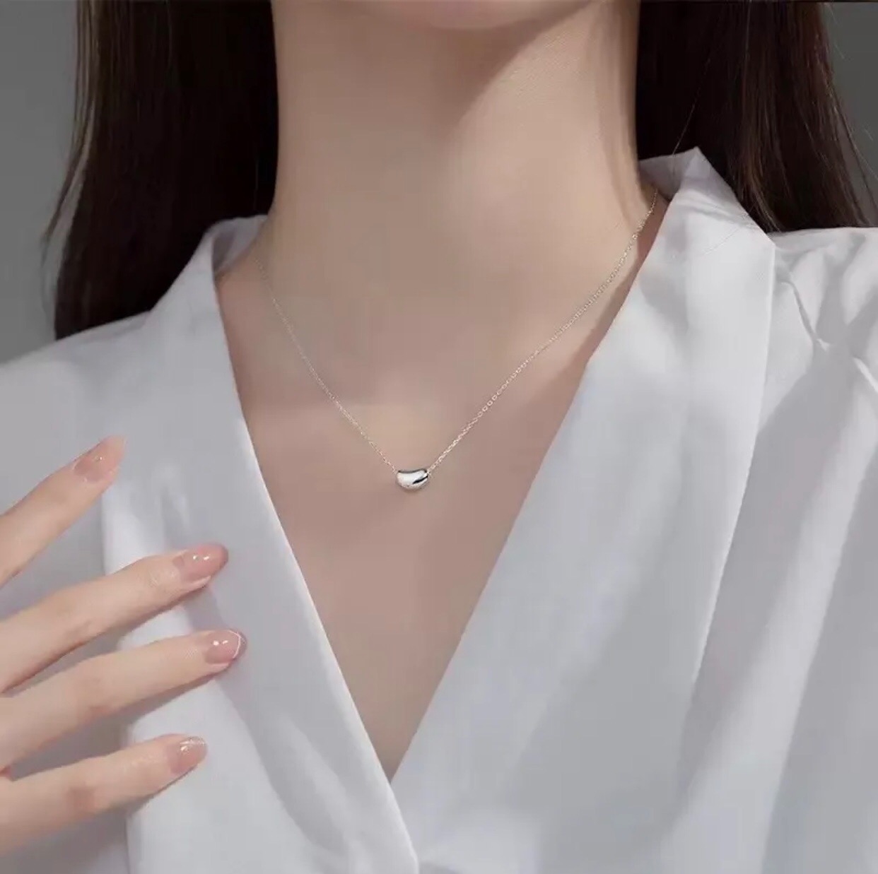 【Tiffany*帝芙尼最新款🆕🆕银色小黄豆项链】一致官网黄铜材质，非常的上镜‼️设计很特别值得入手。高