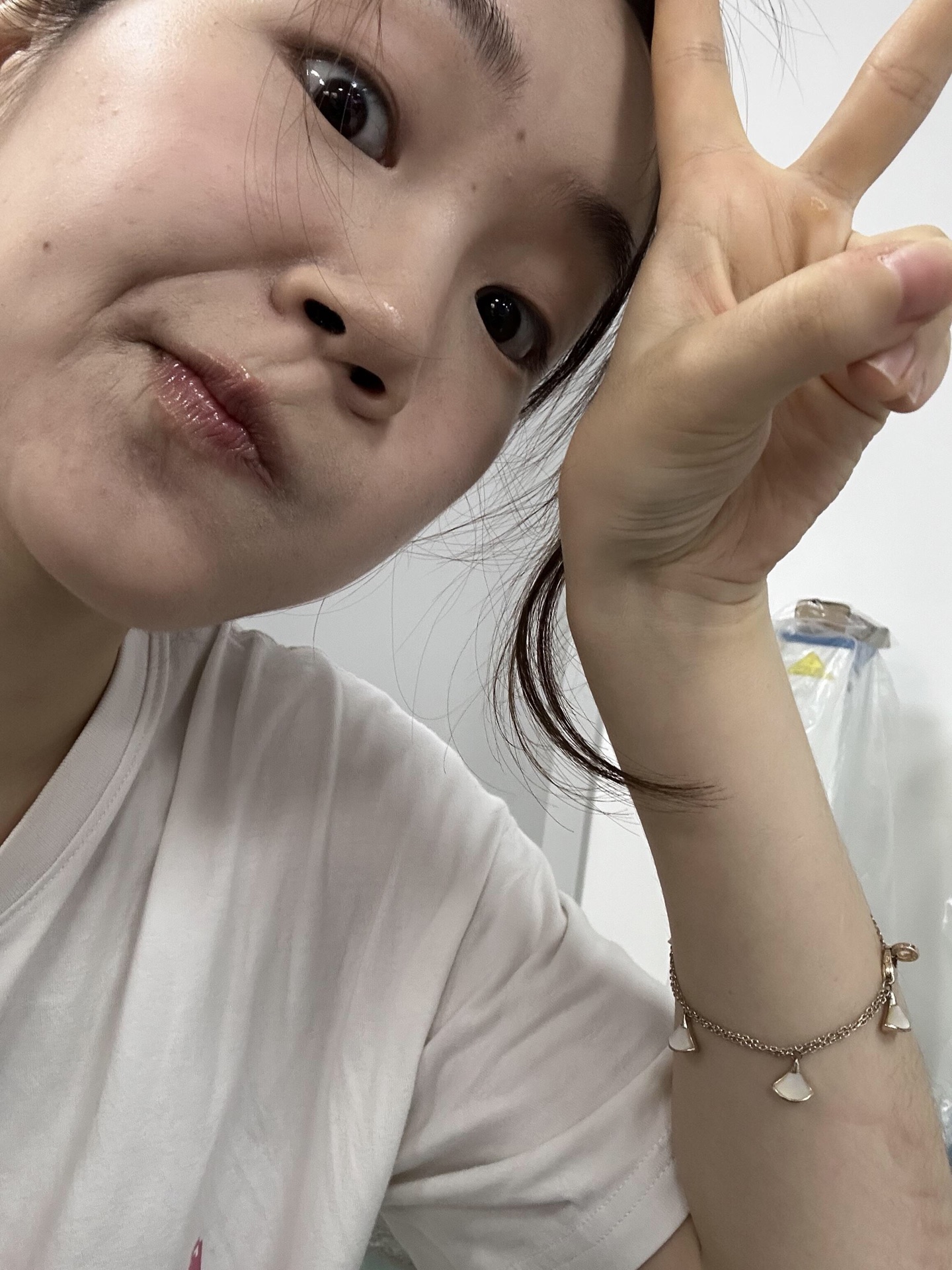【BVLGARI最新款🆕🆕银色双链白色扇子手链】一致官网黄铜材质，非常的上镜‼️设计很特别值得入手。高级