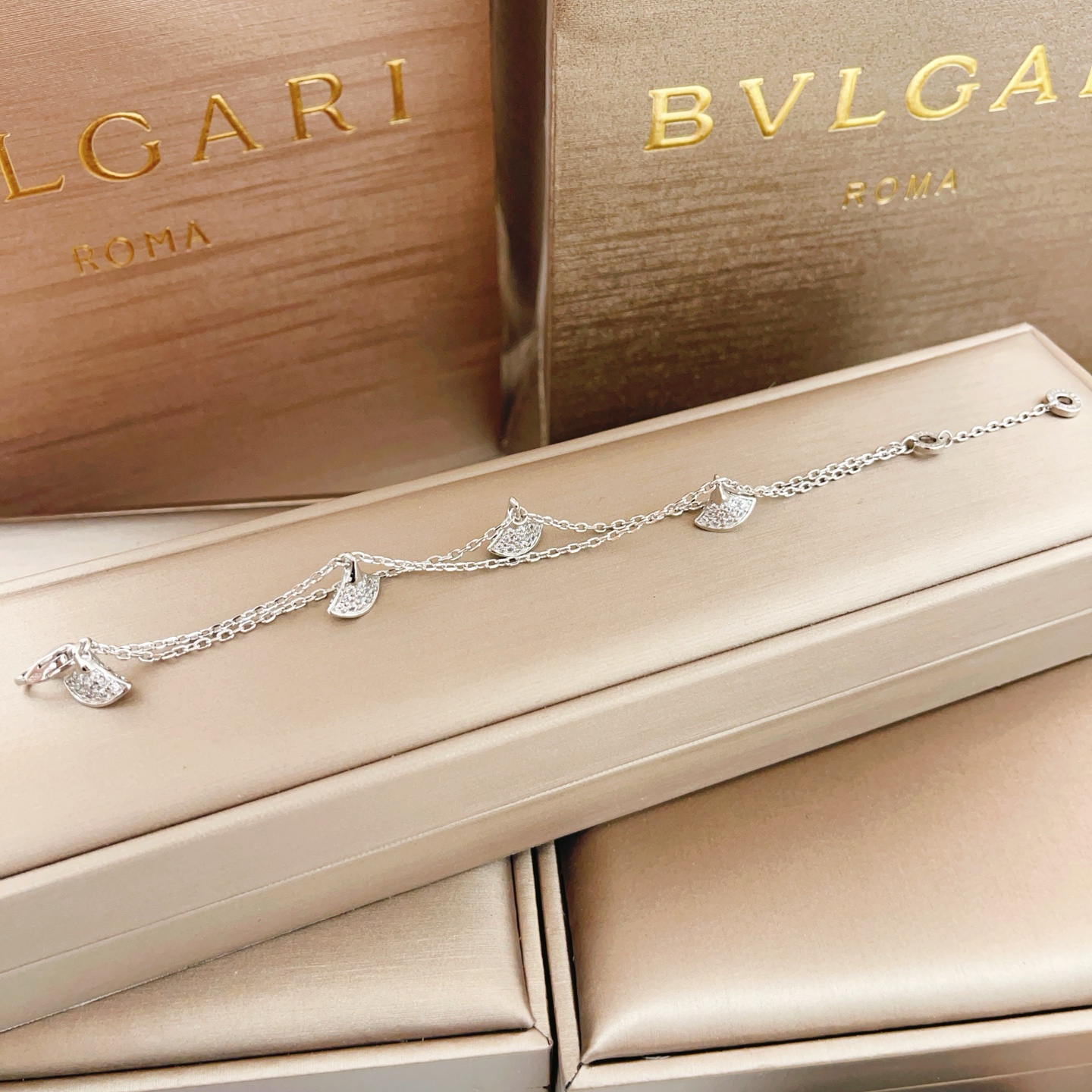 【BVLGARI最新款🆕🆕银色双链满钻扇子手链】一致官网黄铜材质，非常的上镜‼️设计很特别值得入手。高级