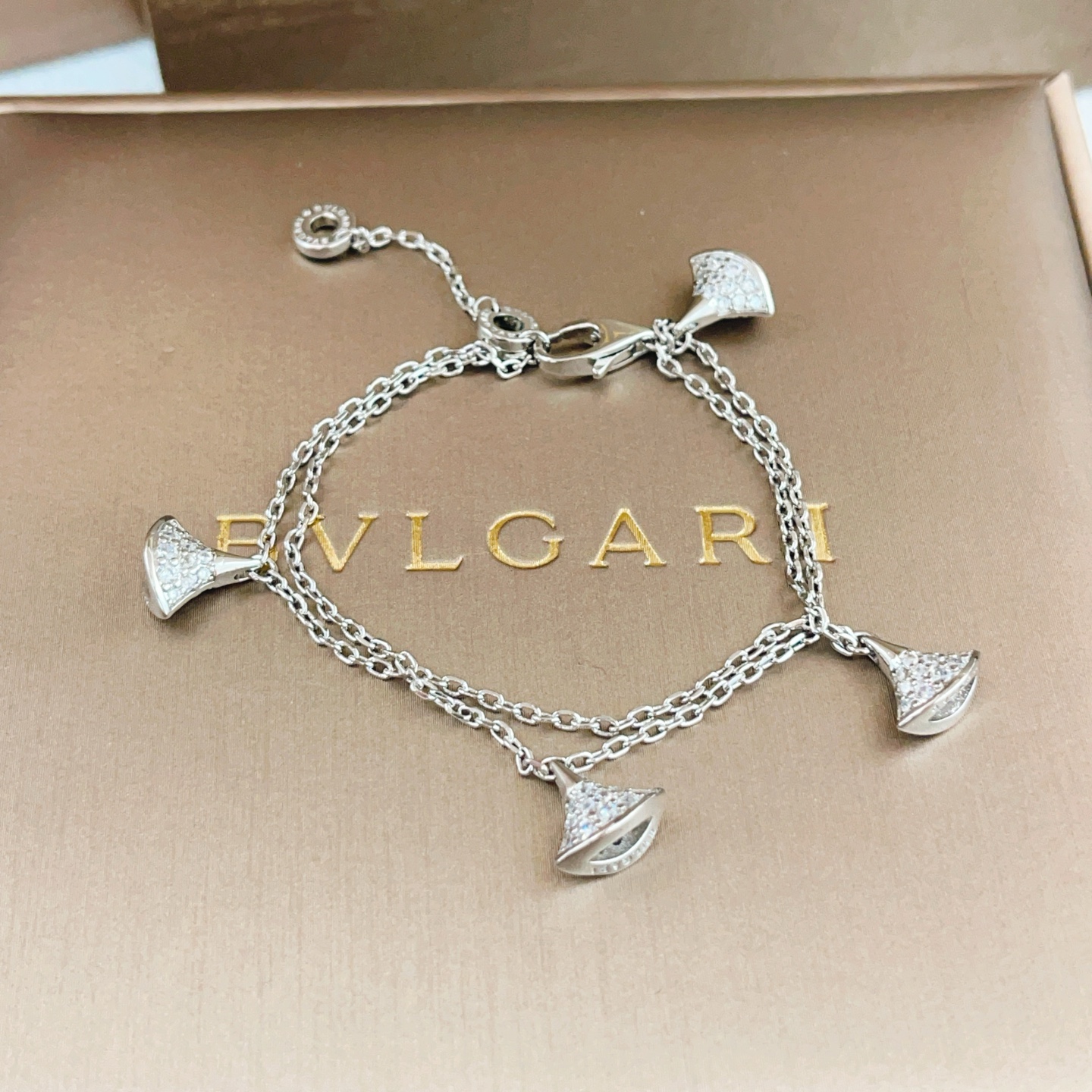 【BVLGARI最新款🆕🆕银色双链满钻扇子手链】一致官网黄铜材质，非常的上镜‼️设计很特别值得入手。高级