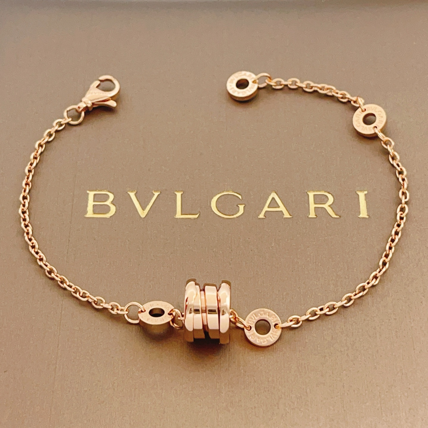 【BVLGARI最新款🆕🆕玫瑰金光面弹簧手链】一致官网黄铜材质，非常的上镜‼️设计很特别值得入手。高级手