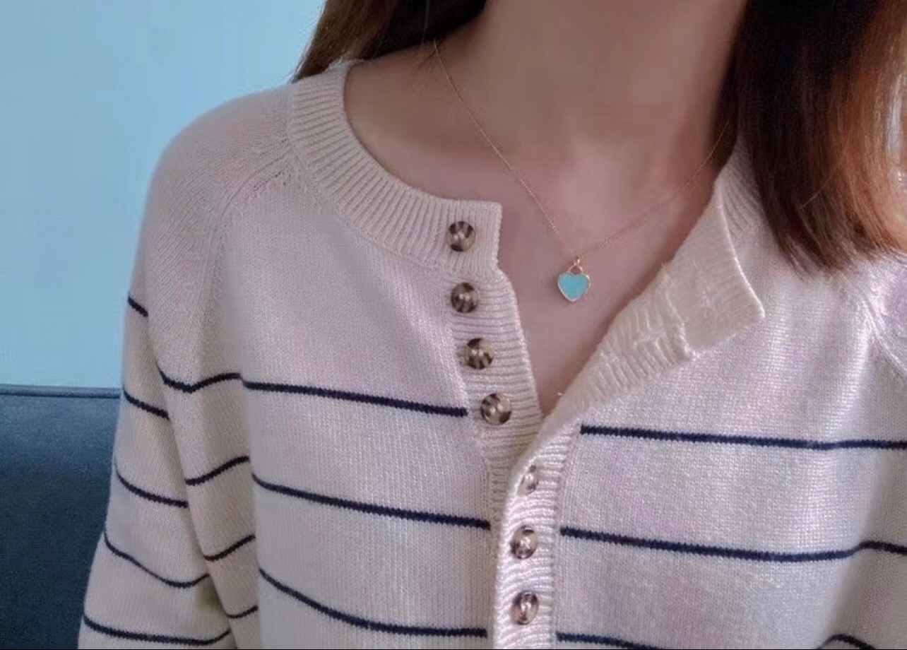 【Tiffany*帝芙尼最新款🆕🆕银色红爱心项链】一致官网黄铜材质，非常的上镜‼️设计很特别值得入手。高