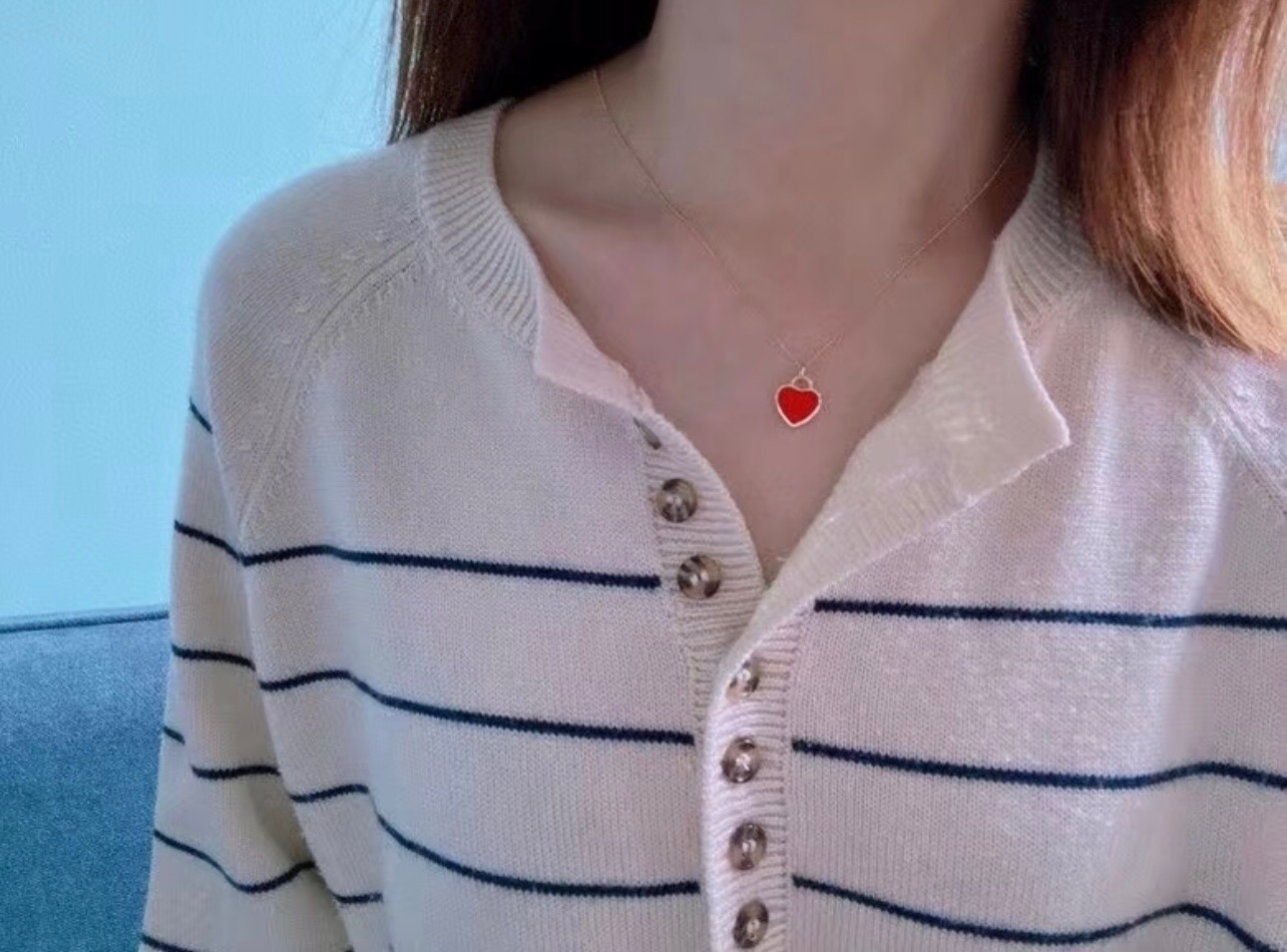 【Tiffany*帝芙尼最新款🆕🆕银色红爱心项链】一致官网黄铜材质，非常的上镜‼️设计很特别值得入手。高