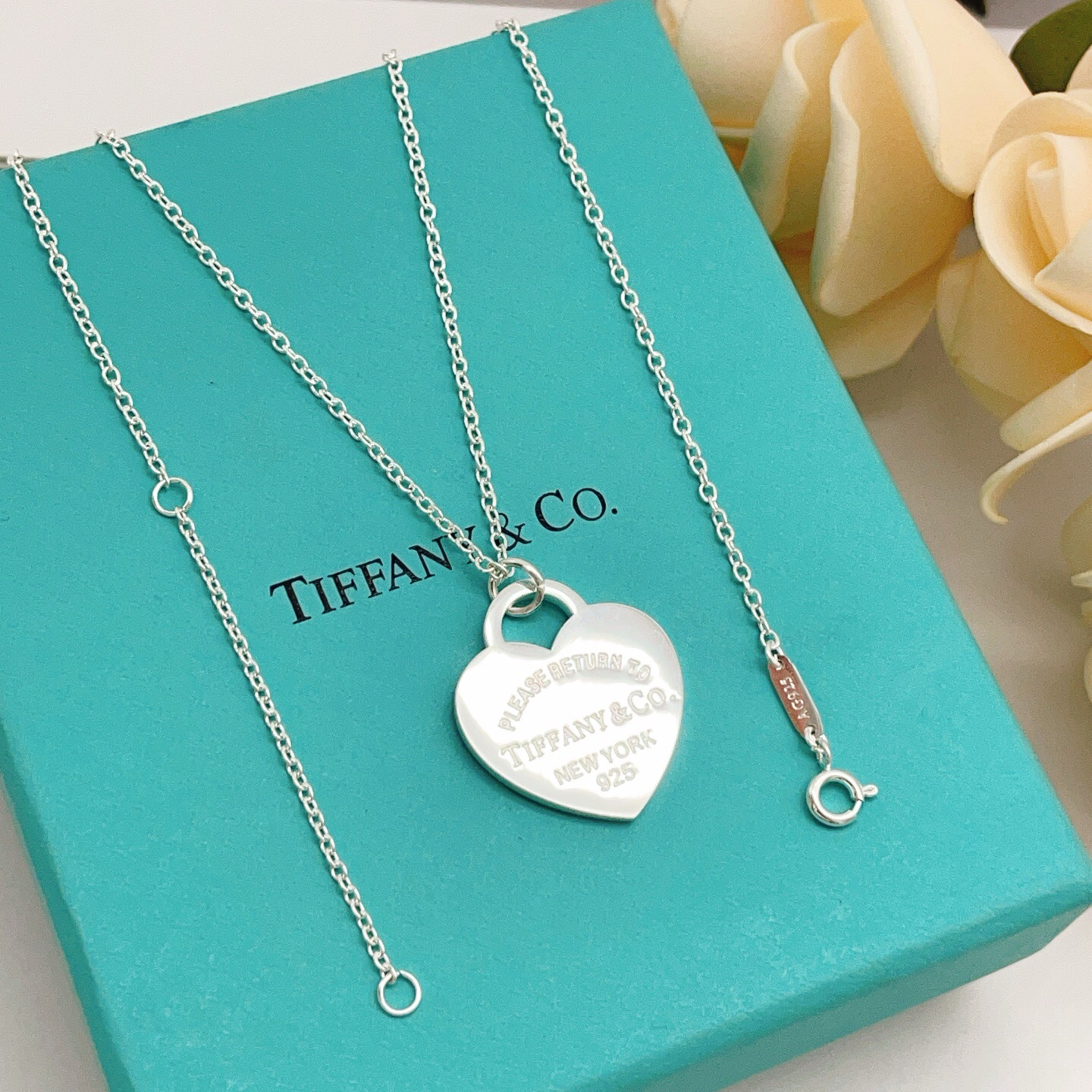 【Tiffany*帝芙尼最新款🆕🆕银色红爱心项链】一致官网黄铜材质，非常的上镜‼️设计很特别值得入手。高